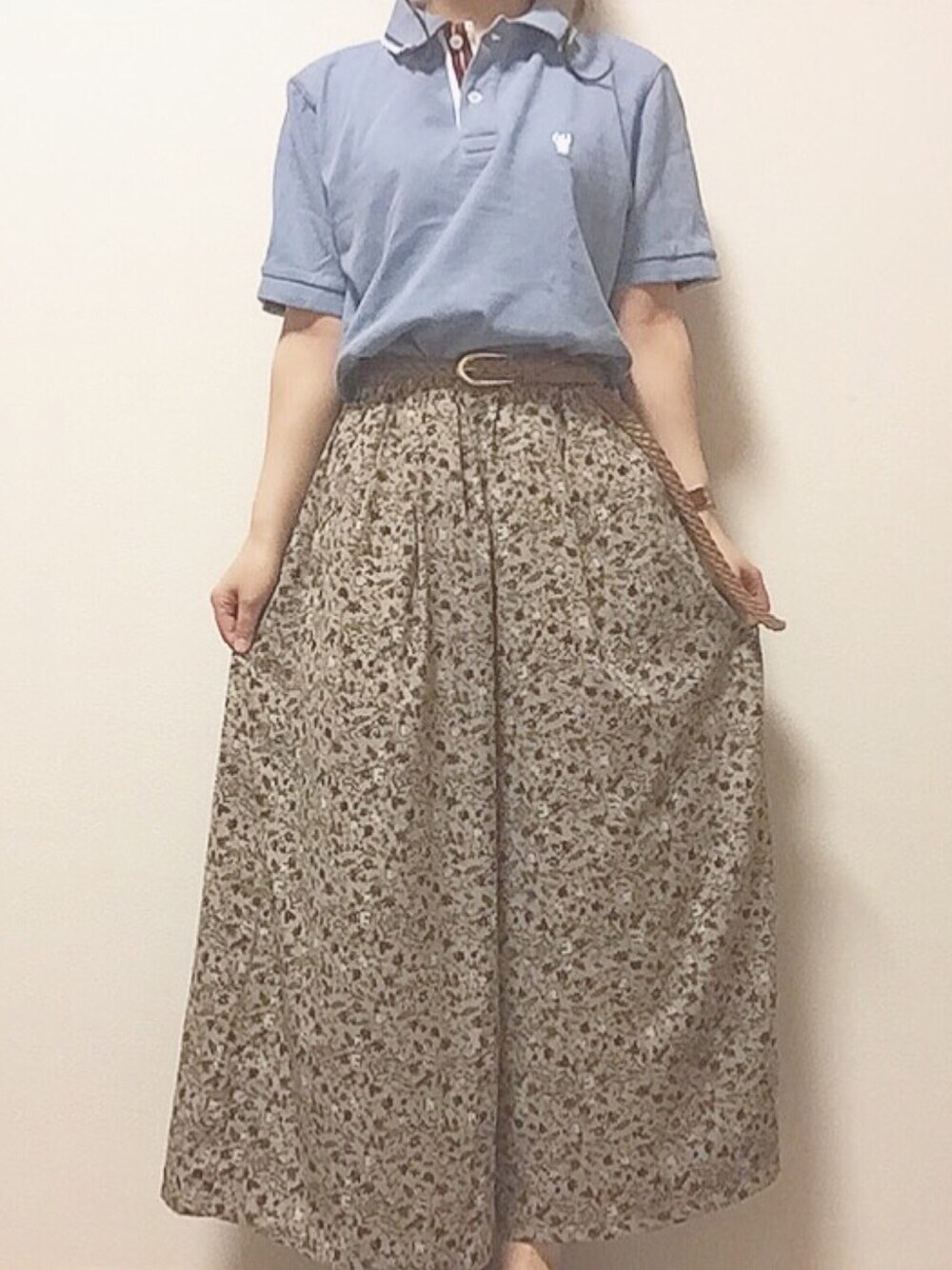 ブルー系のポロシャツ、ベージュ系のその他パンツ、ゴールド系のアナログ腕時計を着用したレディースの夏コーディネートの1枚目の写真
