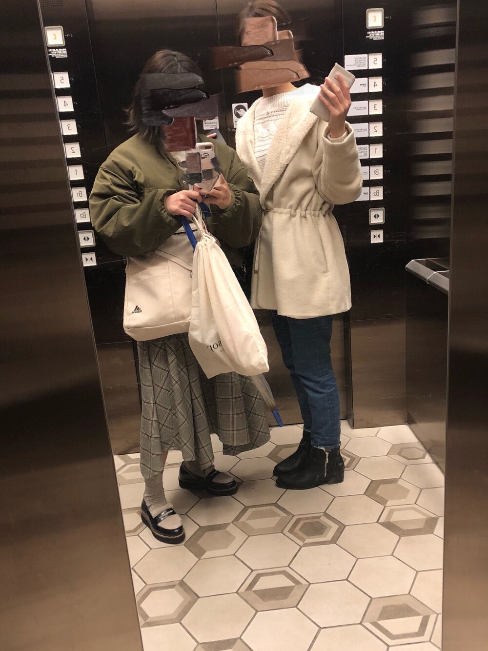 「シンプルコーデ、カジュアルコーデ、ootd、プチプラコーデ、fashion、冬、ビスチェ、MA-1、LORYS FARM 」｜「BONTREの「BONTRE/ボントレ」厚底シープボアローファー/77163-S（ローファー、ブラック系）」を使った、CCCさん（レディース・153cm）の冬コーディネートの1枚目の写真