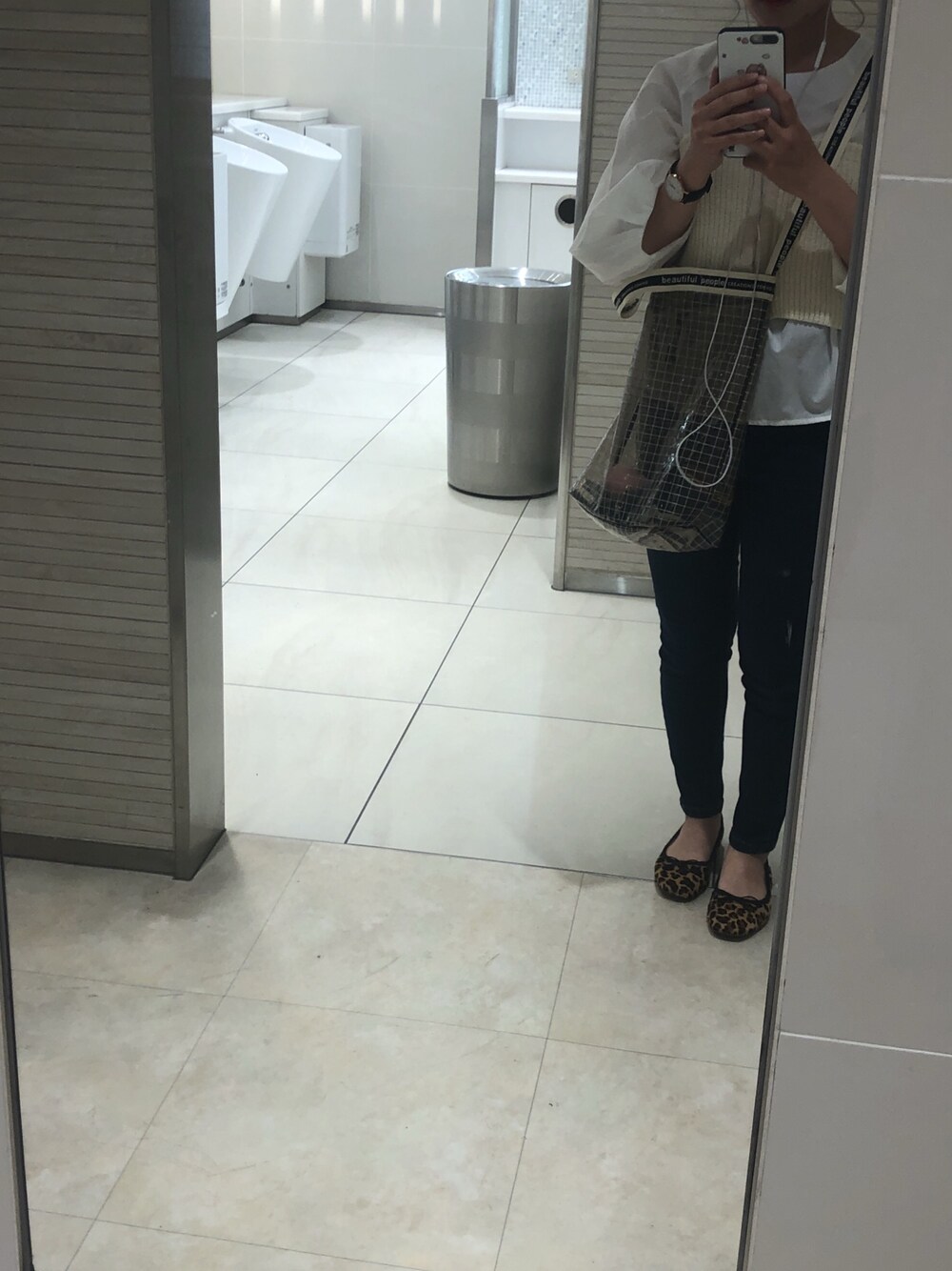 「シンプルコーデ、カジュアル、オトナカジュアル、休日コーデ、おしゃれさんと繋がりたい、デニムパンツ、ootd、プチプラ、ラフ」｜「beautiful peopleの【beautiful people】≪STUDIOUS別注≫ビニールショルダーバッグ（ショルダーバッグ、ブラック系）」を使った、CCCさん（レディース・153cm）の春コーディネートの1枚目の写真