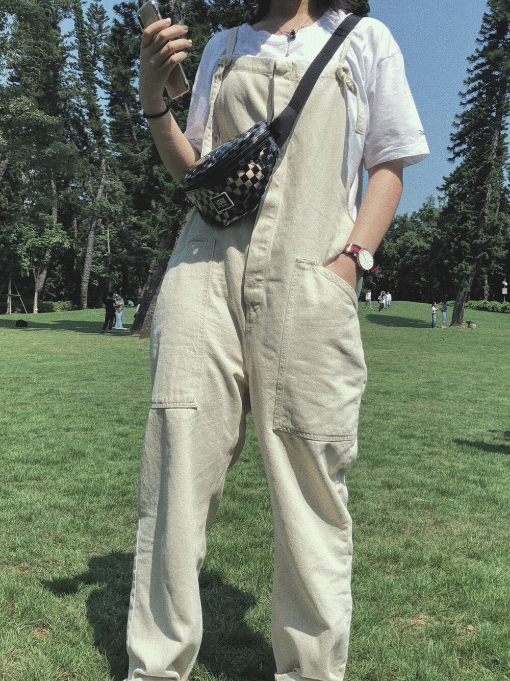 ベージュ系のサロペット/オーバーオール、ブラック系のボディバッグ/ウエストポーチ、レッド系のアナログ腕時計を着用したレディースの夏コーディネートの1枚目の写真