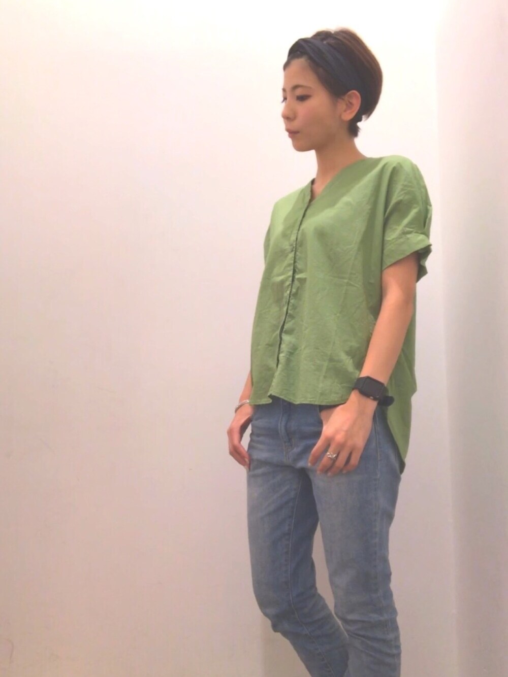 「デニム、シャツスタイル、ヘアバンド」｜「SEVENDAYS=SUNDAYの・タック袖Vネックブラウス（シャツ/ブラウス、グリーン系）」を使った、YUKAKOさん（レディース・162cm）の夏コーディネートの1枚目の写真