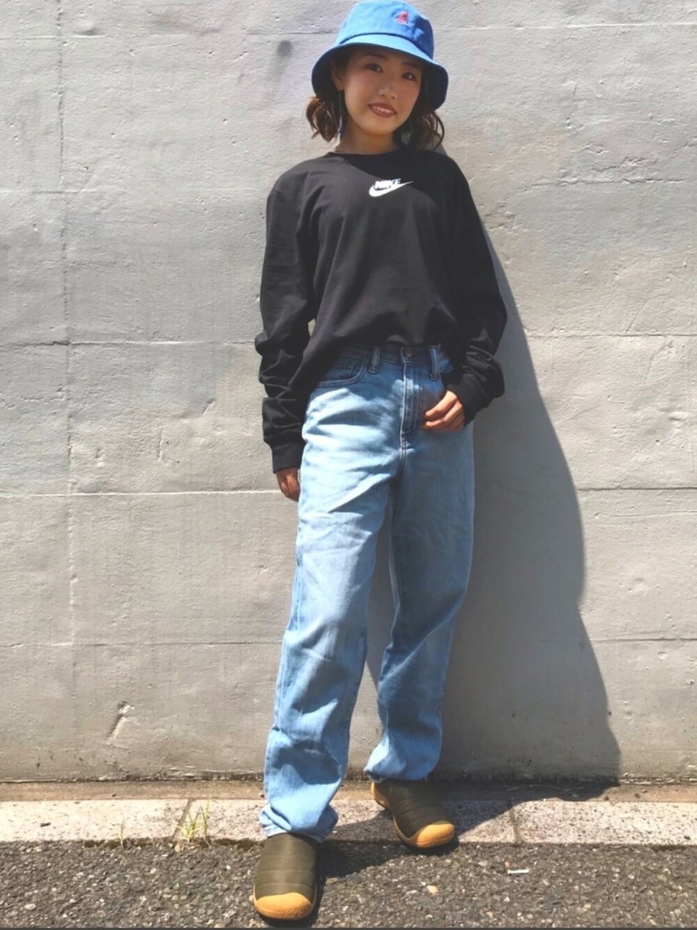 「ストリート、スポーツミックス、バケットハット、カジュアル、KANGOL、NIKE、ユニクロ、keen、ムラサキスポーツ、ムラスポ」｜「KANGOLの【KANGOL】Liquid Mercury Bucket / 【カンゴール】リキッド　マーキュリー　バケットハット（ハット、ブルー系）」を使った、Nagisa  Kamiokaさん（レディース・149cm）の夏コーディネートの1枚目の写真