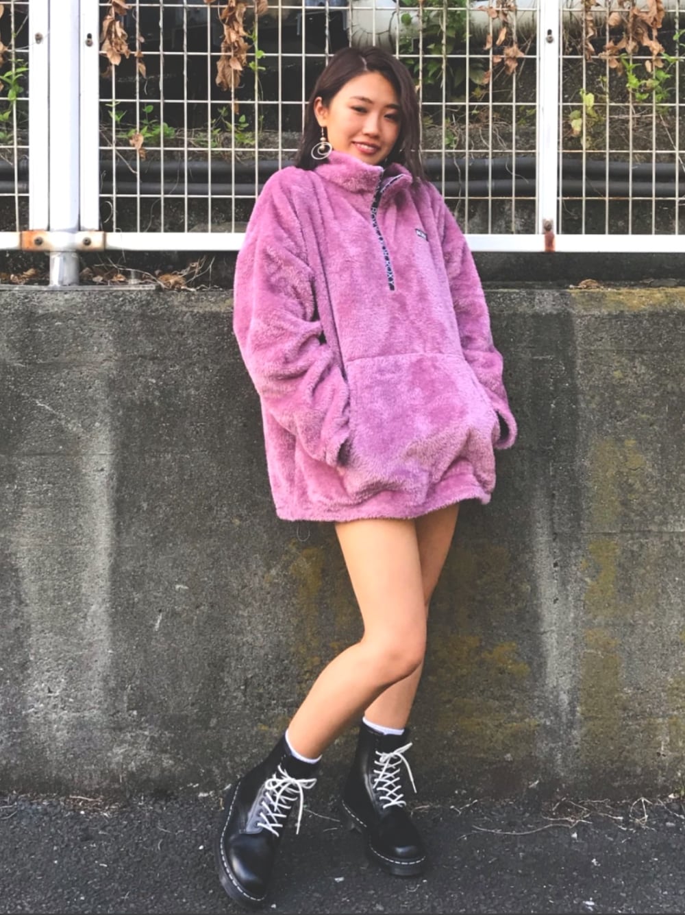 「冬コーデ、サーフ、もこもこ、ピンク、ブーツ、アノラックパーカー、ROXY、Dr.Martens、ムラサキスポーツ、ムラスポ」｜「ROXYのROXY /ロキシー スタンドネック ボアアノラック  RPO204043（その他トップス、ピンク系）」を使った、Nagisa  Kamiokaさん（レディース・149cm）の秋コーディネートの1枚目の写真