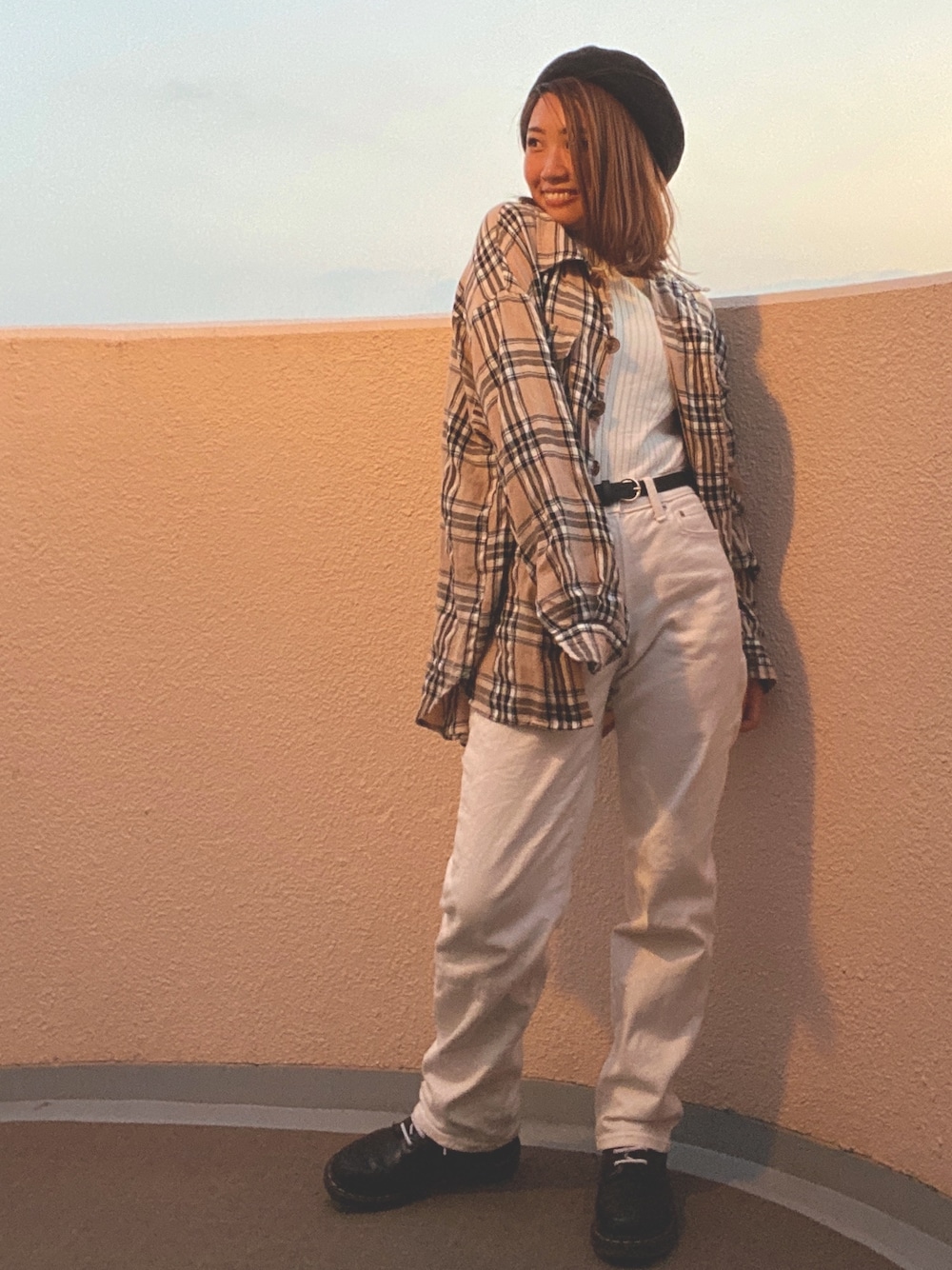 ベージュ系のシャツ/ブラウス、ホワイト系のニット/セーター、ホワイト系のデニムパンツを着用したレディースの秋コーディネートの1枚目の写真