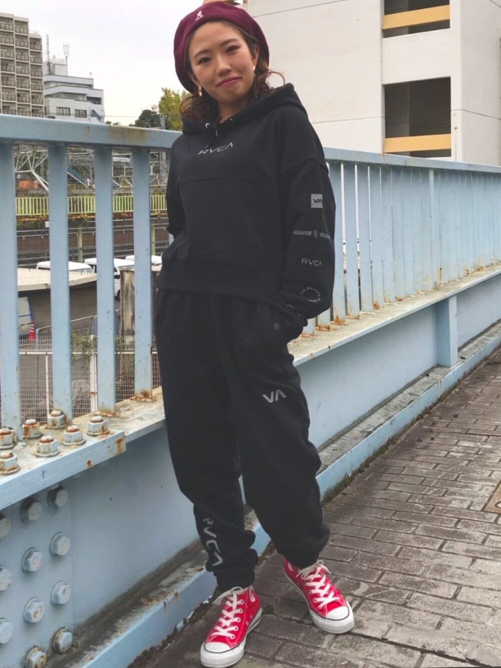 「秋のコーデ、セットアップ、ハンチング、スウェット、ハイカットスニーカー、KANGOL、rvca、converse、ムラサキスポーツ、ムラスポ」｜「KANGOLの【KANGOL】Wool 504 / 【カンゴール】ウール　504（ハンチング/ベレー帽、パープル系）」を使った、Nagisa  Kamiokaさん（レディース・149cm）の秋コーディネートの1枚目の写真