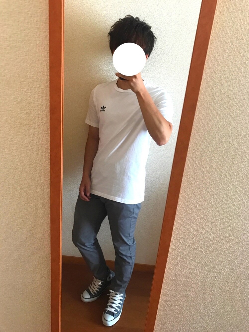 「おしゃれさんと繋がりたい、シンプル、今日のコーデ、夏コーデ、スラックス、半袖シャツ、スポーツミックス、コンバース」｜「adidasのスタンダードTシャツ [STANDARD TEE] オリジナルス（Tシャツ/カットソー、ホワイト系）」を使った、Hirarenさん（メンズ・162cm）の夏コーディネートの1枚目の写真