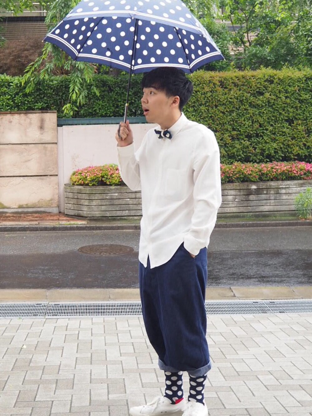 ホワイト系のスニーカー、ブルー系のその他パンツ、ホワイト系のシャツ/ブラウスを着用したメンズの夏コーディネートの1枚目の写真