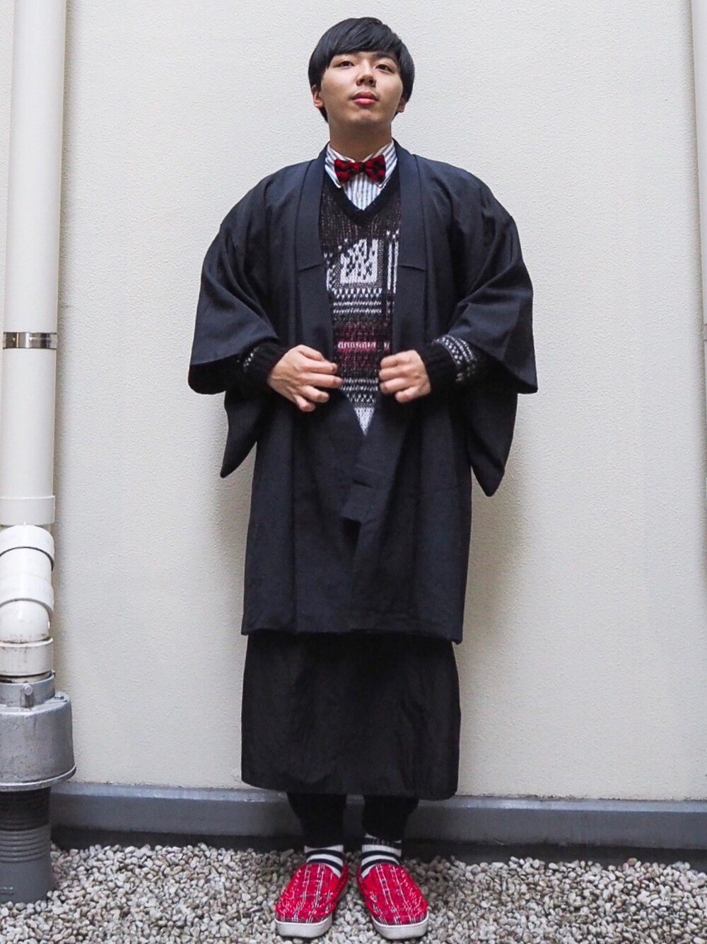 「羽織×蝶ネクタイ、羽織、和装、モダン、ブラックコーデ、黒、レイヤードスタイル、赤スリッポン、冬、ニット×シャツ」｜「diddlediddleのアイテム（その他パンツ、ブラック系）」を使った、うるぐすさん（メンズ・171cm）の秋コーディネートの1枚目の写真