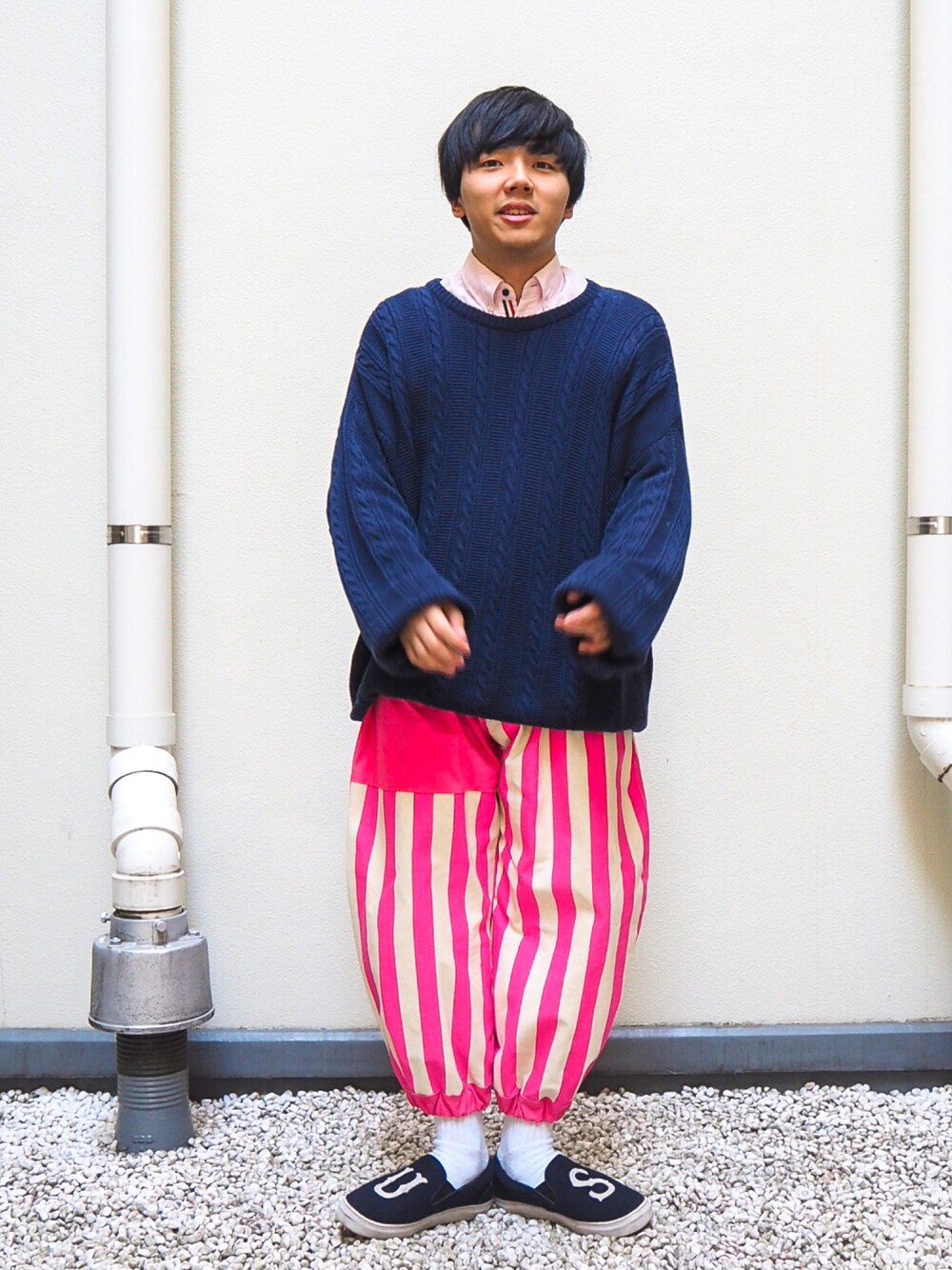 「ニット、ゆるニット、川崎フロンターレ、ストライプパンツ、ピンク、ピエロ、ゆるコーデ、ニット×シャツ、抜き襟、ネイビー×ピンク」｜「00 ○○のアイテム（ニット/セーター、ブルー系）」を使った、うるぐすさん（メンズ・171cm）の冬コーディネートの1枚目の写真