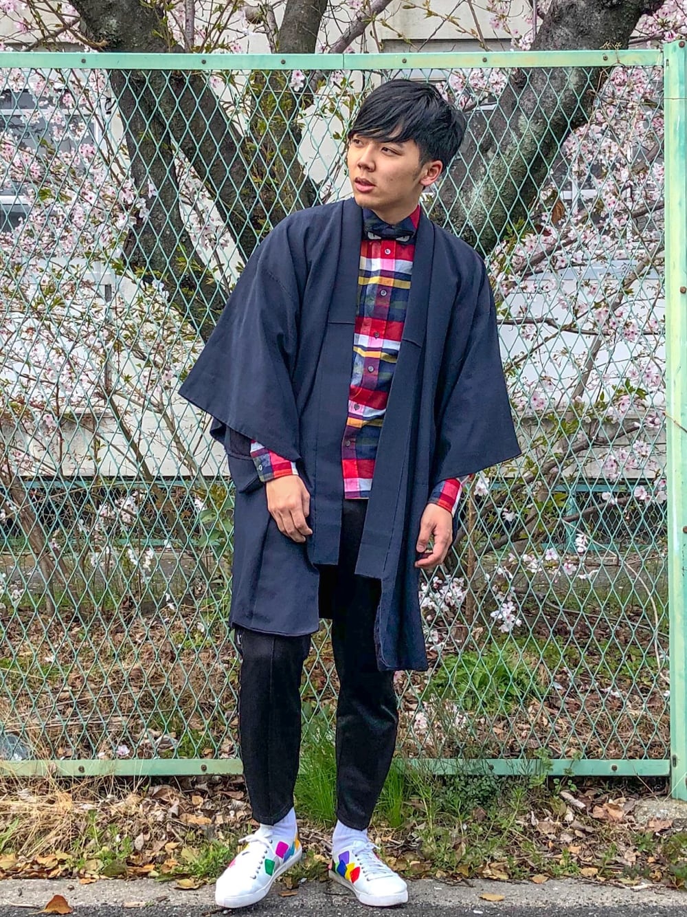 「平成最後のWEARISTAセンバツ、羽織り、蝶ネクタイ、チェックシャツ、ラインパンツ、ストリートMIX、春コーデ、和装、FENDI、ワントーンコーデ」｜「Ituのアイテム（スニーカー、ホワイト系）」を使った、うるぐすさん（メンズ・171cm）の春コーディネートの1枚目の写真
