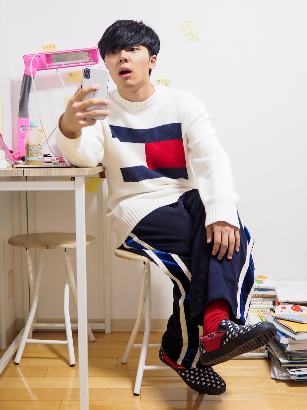 ホワイト系のニット/セーター、ブルー系のその他パンツ、ブルー系のスニーカーを着用したメンズの秋コーディネートの1枚目の写真