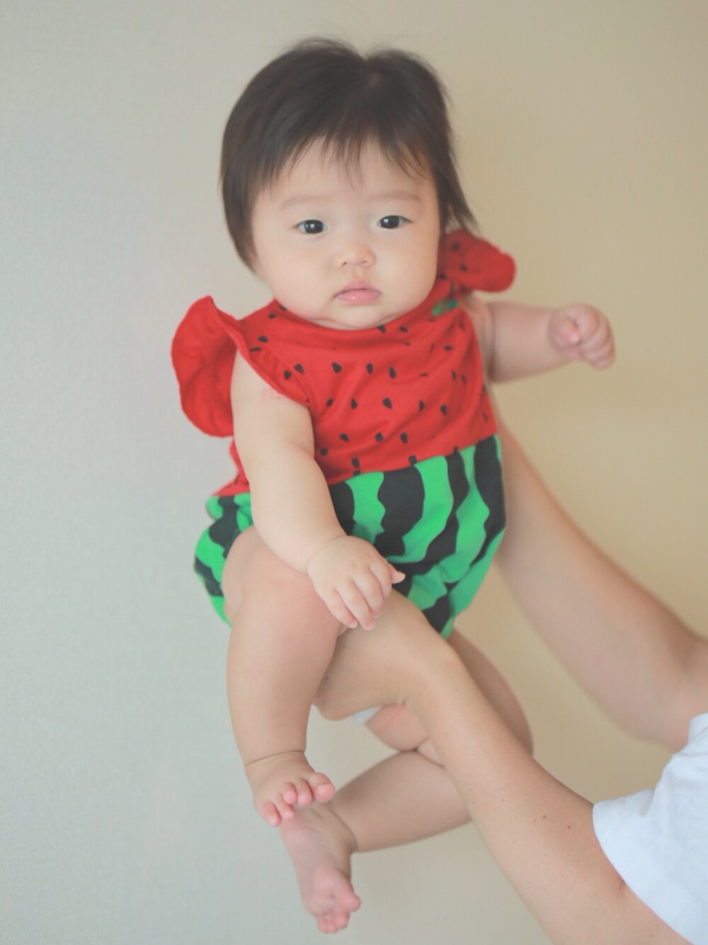 「赤ちゃん、ベビーコーデ、ベビー、女の子、女の子コーデ、夏コーデ、生後6ヶ月、スイカ」｜「西松屋のアイテム（つなぎ/オールインワン、レッド系）」を使った、まなみさん（キッズ・70cm）の夏コーディネートの1枚目の写真