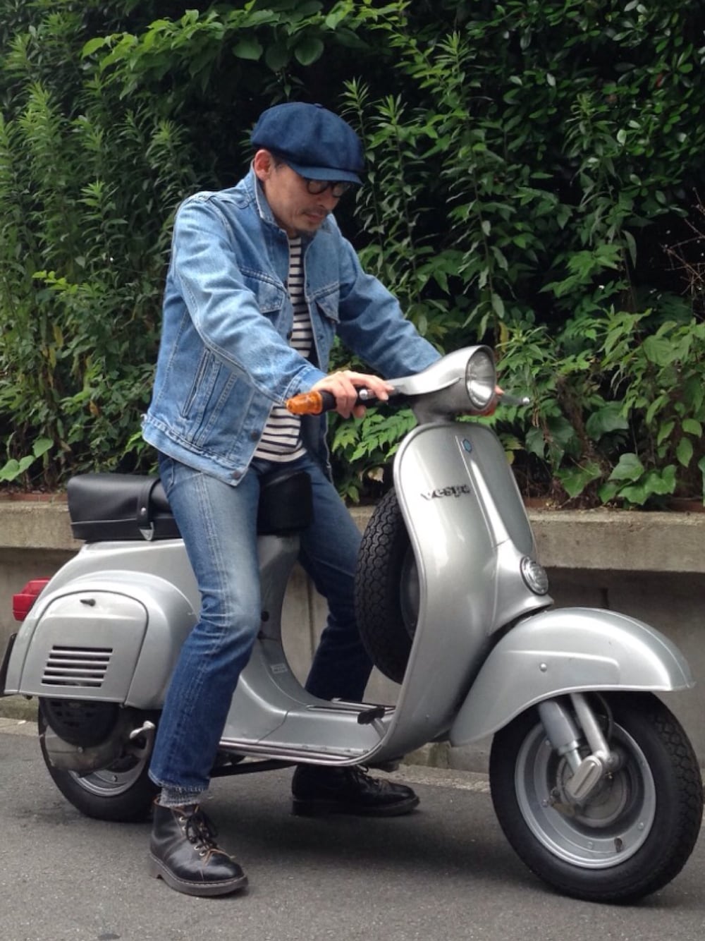「シンプルコーデ、休日スタイル、革靴、古着、RESOLUTE、DrMartens、Levi's、vespa、bike、denim」｜「Dr. Martensの ドクターマーチン 2014AW モンキーブーツ（その他シューズ、ブラック系）」を使った、hiro5cさん（メンズ・170cm）の夏コーディネートの1枚目の写真