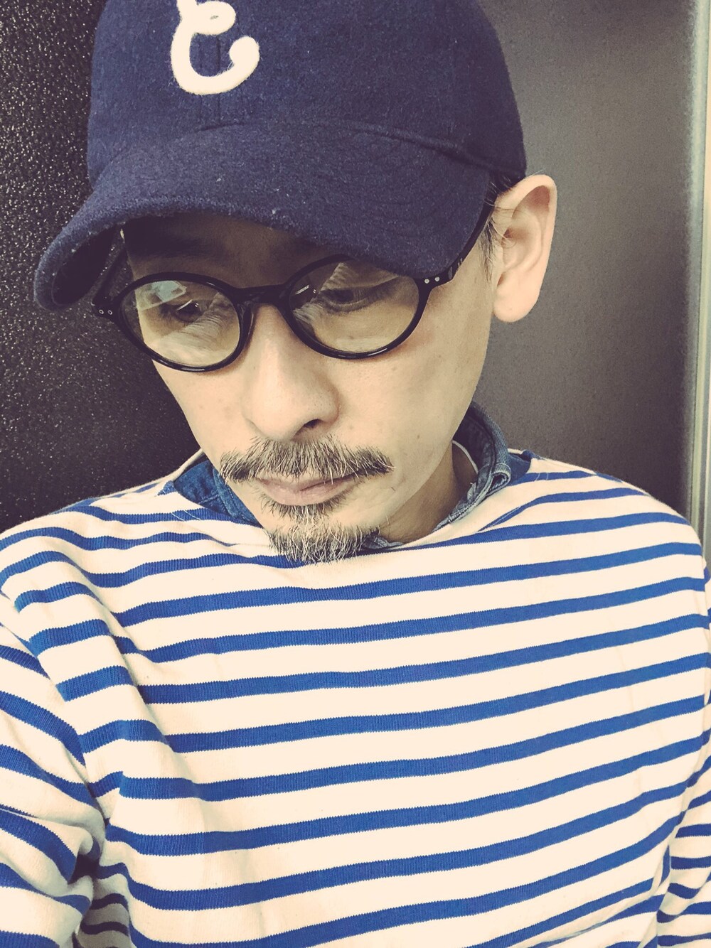 「春、カジュアルコーデ、street、はるコーデ、デニム、大人コーデ、オーシバル、ボーダー、しましま、めがね」｜「ORCIVALのアイテム（Tシャツ/カットソー、ホワイト系）」を使った、hiro5cさん（メンズ・170cm）の春コーディネートの1枚目の写真