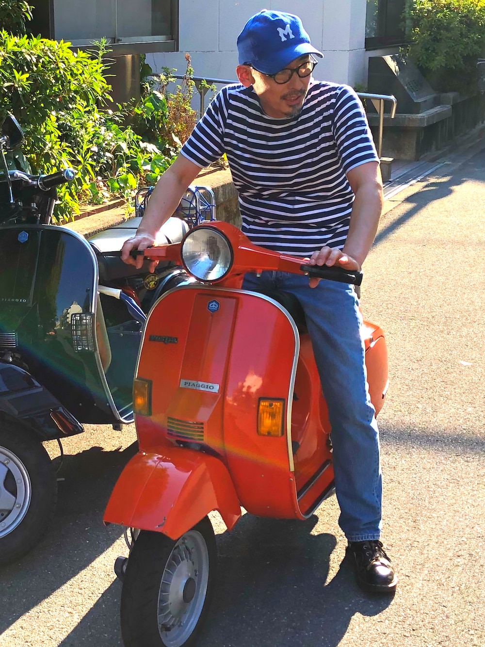 「夏、カジュアル、シンプル、デニムパンツ、ドクターマーチン、セントジェームス、エベッツフィールド、ボーダー、ジーパン、vespa」｜「Dr. Martensの ドクターマーチン 2014AW モンキーブーツ（その他シューズ、ブラック系）」を使った、hiro5cさん（メンズ・170cm）の夏コーディネートの1枚目の写真