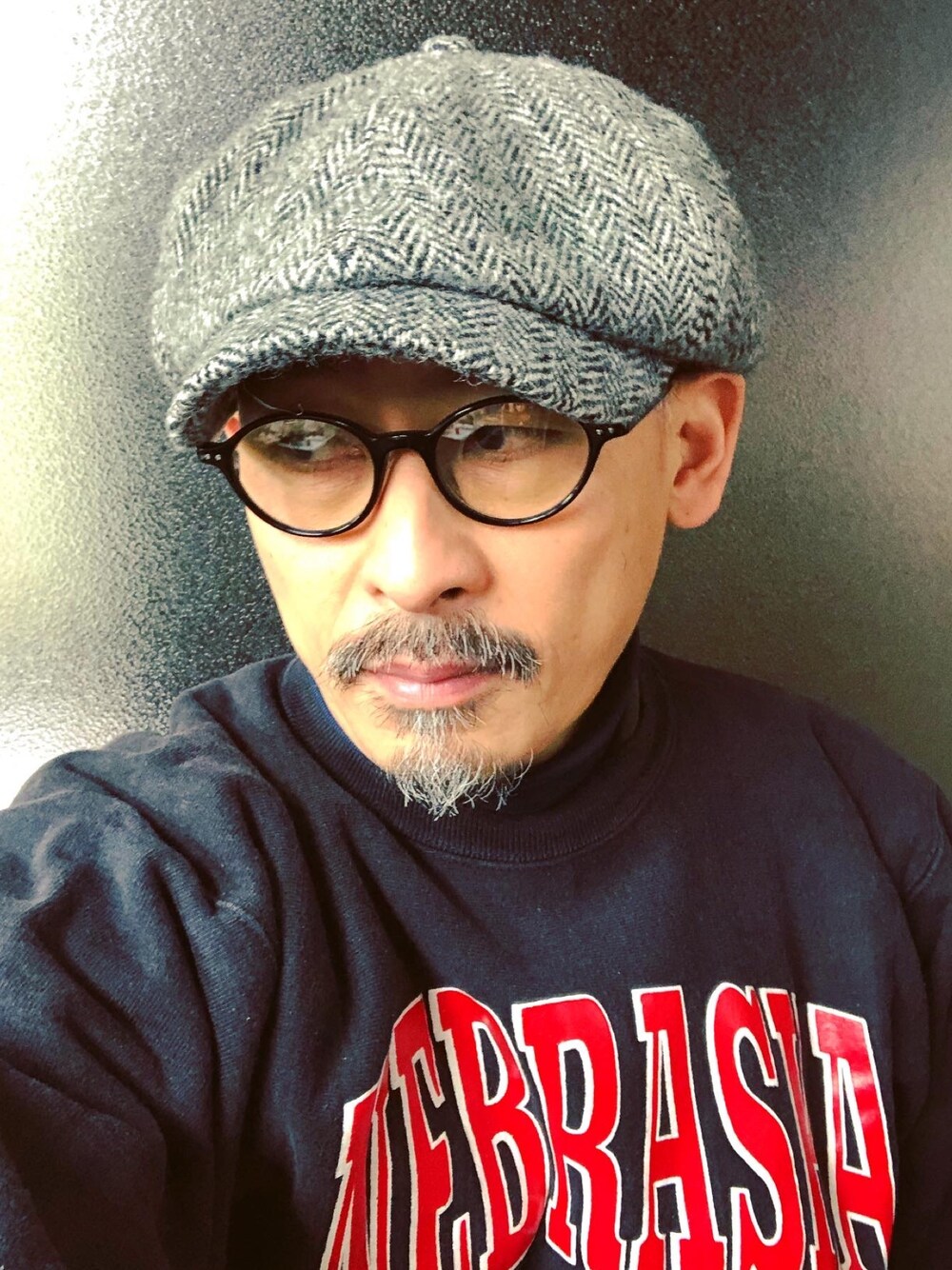 「冬アウター着回しチャレンジ、お洒落さんとつながりたい、ブラック、秋冬コーデ、古着、スウェット、古着MIX、チャンピオン、キャスケット、眼鏡」｜「Championのアイテム（スウェット、ブラック系）」を使った、hiro5cさん（メンズ・170cm）の冬コーディネートの1枚目の写真