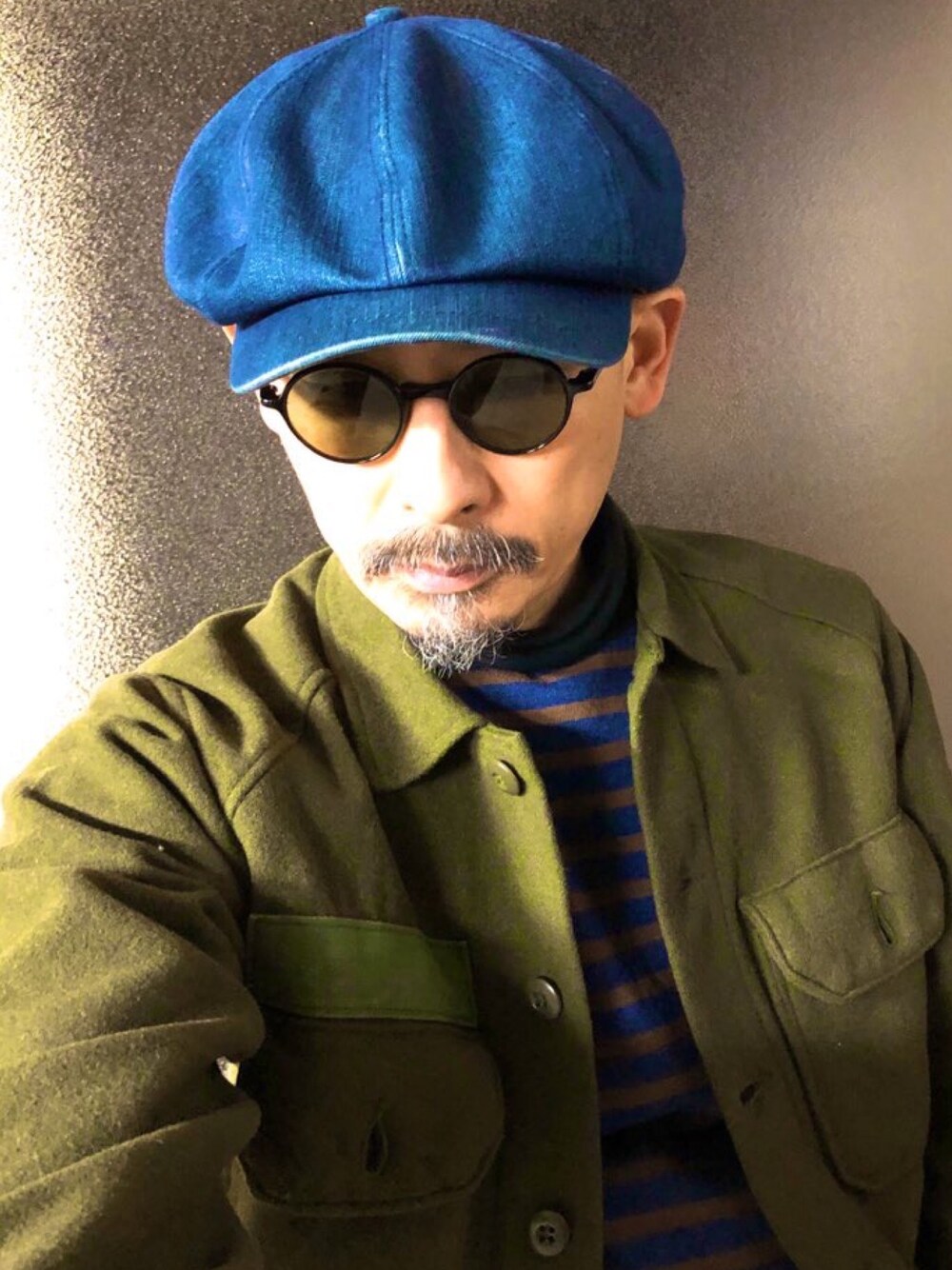 「休日スタイル、カジュアル、ゆるコーデ、大人カジュアル、サングラス、タートルネック、military、USA、白山眼鏡、キャスケット」｜「OG108のアイテム（シャツ/ブラウス、グリーン系）」を使った、hiro5cさん（メンズ・170cm）の冬コーディネートの1枚目の写真