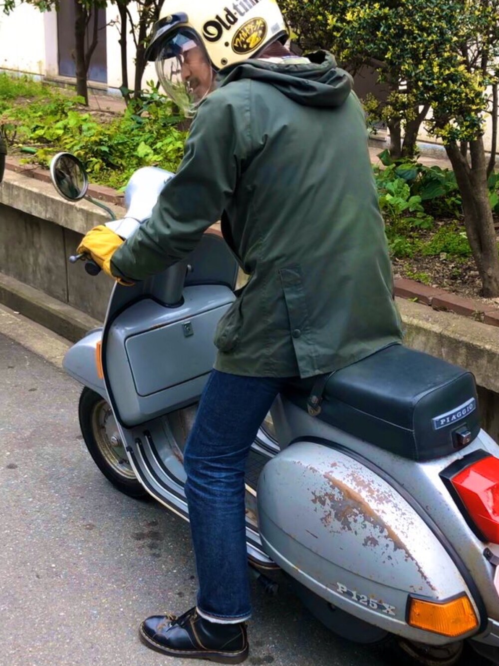 「ゆったりコーデ、カジュアルコーデ、シンプルコーデ、おしゃれさんと繋がりたい、オトナカジュアル、ドクターマーチン、バブアー、barbour、RESOLUTE、ベスパ」｜「Barbourのバブアービデイル（その他アウター、グリーン系）」を使った、hiro5cさん（メンズ・170cm）の春コーディネートの1枚目の写真