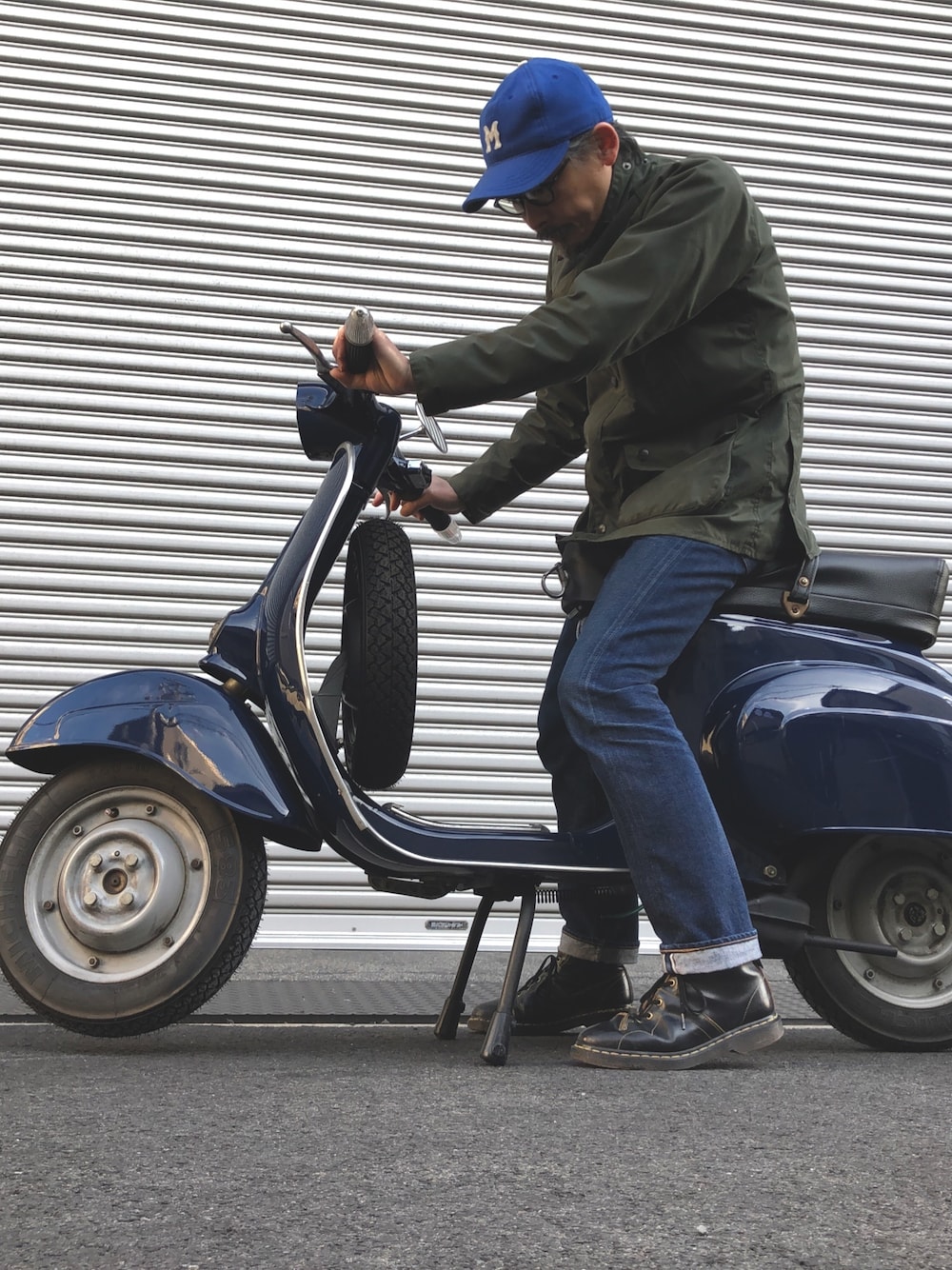 「カジュアル、シンプル、いいね、save、フォローお願いします🤑、リラックススタイル、ドクターマーチン、vespa、BARBOUR STYLE、denim、RESOLUTE、バイク」｜「Barbourのバブアービデイル（その他アウター、グリーン系）」を使った、hiro5cさん（メンズ・170cm）の春コーディネートの1枚目の写真