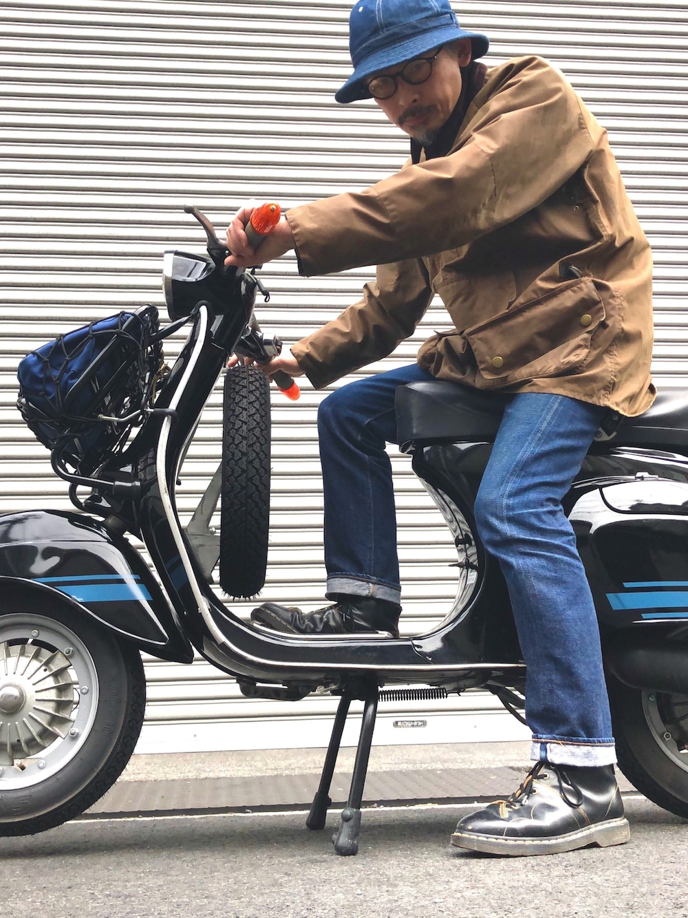 「お洒落さんとつながりたい、カジュアル、シンプル、バイク、ベスパ、バブアー、デニム、ドクターマーチン、ブーツ、大人カジュアル」｜「Barbourのアイテム（ミリタリージャケット、ブラウン系）」を使った、hiro5cさん（メンズ・170cm）の春コーディネートの1枚目の写真