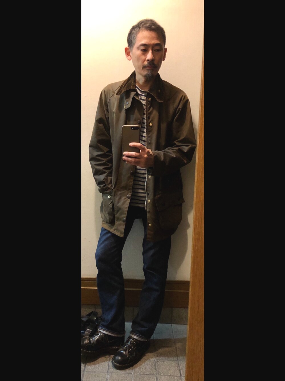 「シンプル、大人カジュアル、お洒落さんとつながりたい、秋コーデ、デニムパンツ、Dr.Martens、BARBOUR STYLE、SAINTJAMES、denim、55歳」｜「BarbourのBarbour（その他アウター、ブラウン系）」を使った、hiro5cさん（メンズ・170cm）の秋コーディネートの1枚目の写真