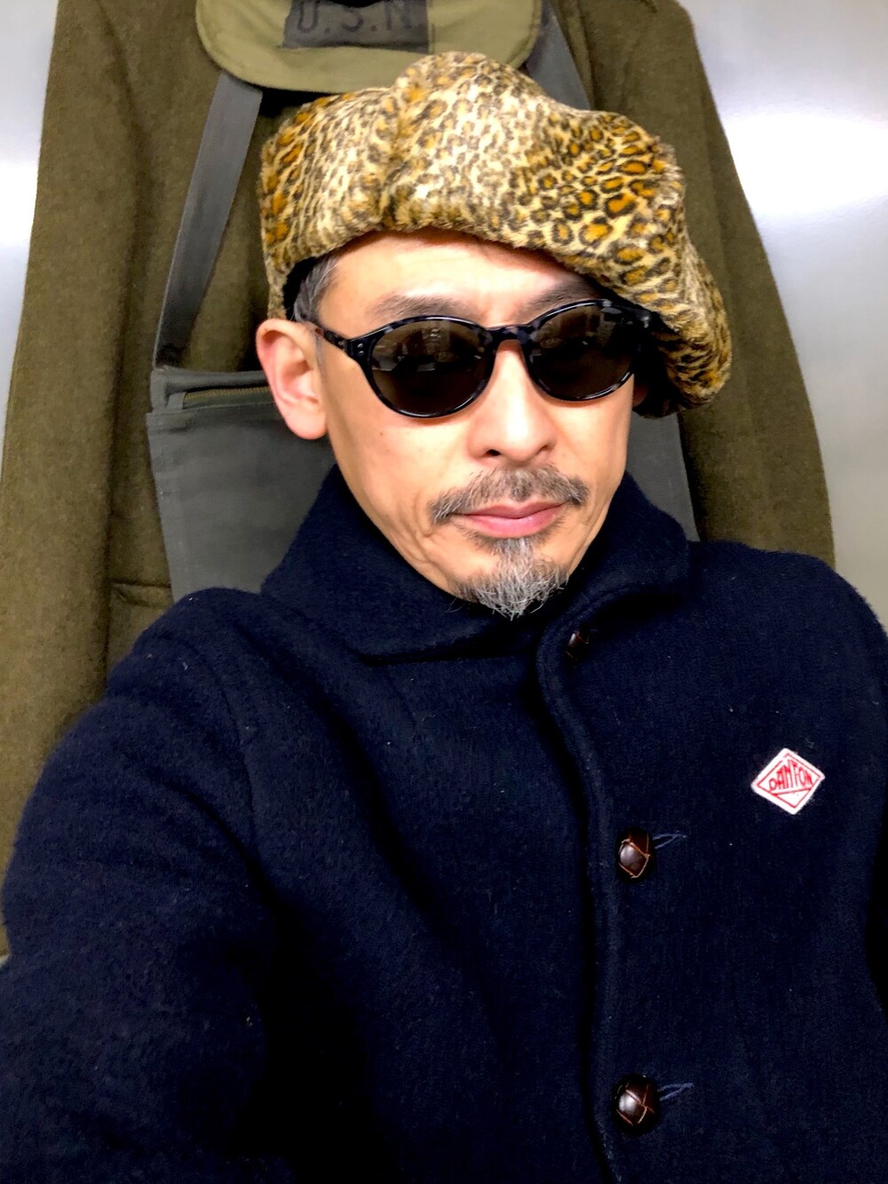 「お洒落さんとつながりたい、ビッグシルエット、シンプル、ファッションの力を信じよう、ダントン、ベレー帽、コート、レオパード、眼鏡、帽子」｜「hwdogのアイテム（ハンチング/ベレー帽、ブラウン系）」を使った、hiro5cさん（メンズ・170cm）の冬コーディネートの1枚目の写真