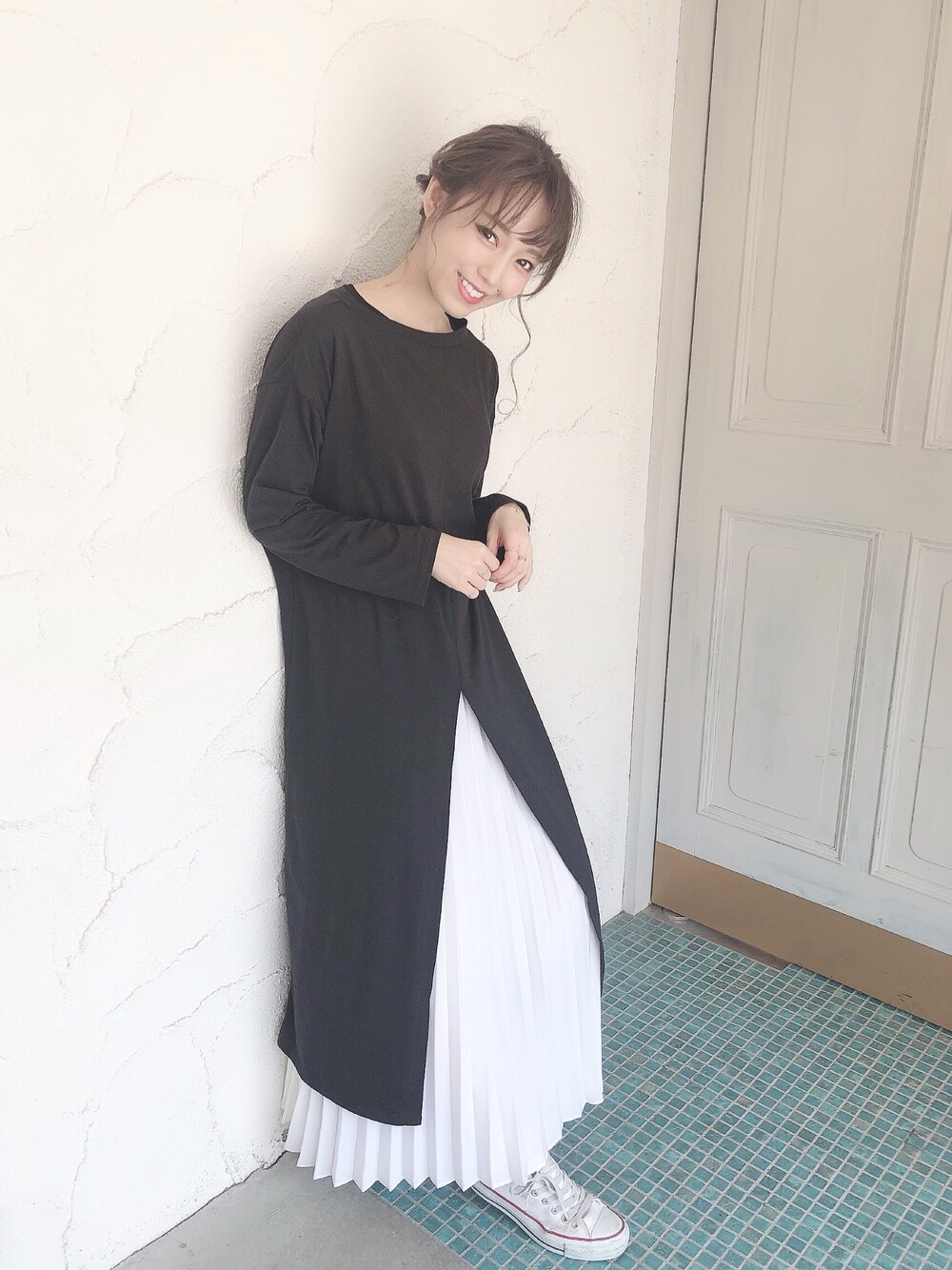 「平成最後のWEARISTAセンバツ、オトナカジュアル、プリーツスカート、コンバース、お花見コーデ、休日コーデ、低身長、大人カジュアル、スニーカー、ワンピース」｜「titivateの前後2wayｾﾝﾀｰｽﾘｯﾄﾛﾝｸﾞﾄｯﾌﾟｽ（Tシャツ/カットソー、ブラック系）」を使った、🥀 白岩 まちこ さん（レディース・158cm）の春コーディネートの1枚目の写真