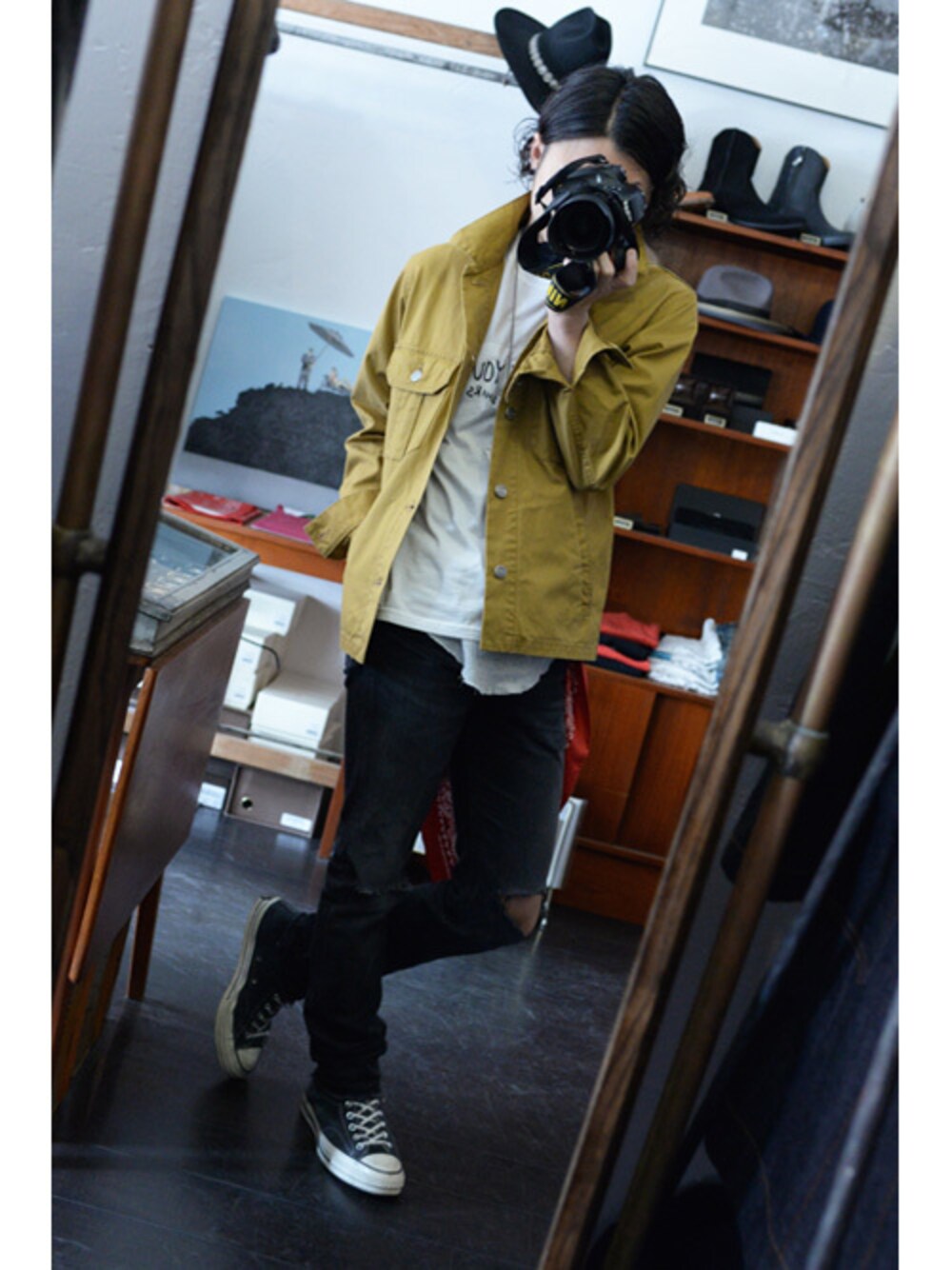 「コンバース、イエロー、converse、レイヤードスタイル、キャメル、春、ダメージデニムパンツ、クラッシュデニム、春コーデ、白Tシャツ」｜「The Lettersのベンタイルジャケット（その他アウター、イエロー系）」を使った、DFTOKYOAkiさん（メンズ・163cm）の春コーディネートの1枚目の写真