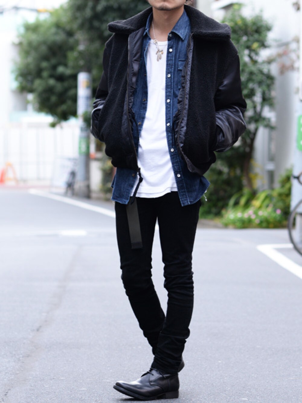ブラック系のナイロンジャケット、ブルー系のシャツ/ブラウス、ブラック系のブーツを着用したメンズの秋コーディネートの1枚目の写真