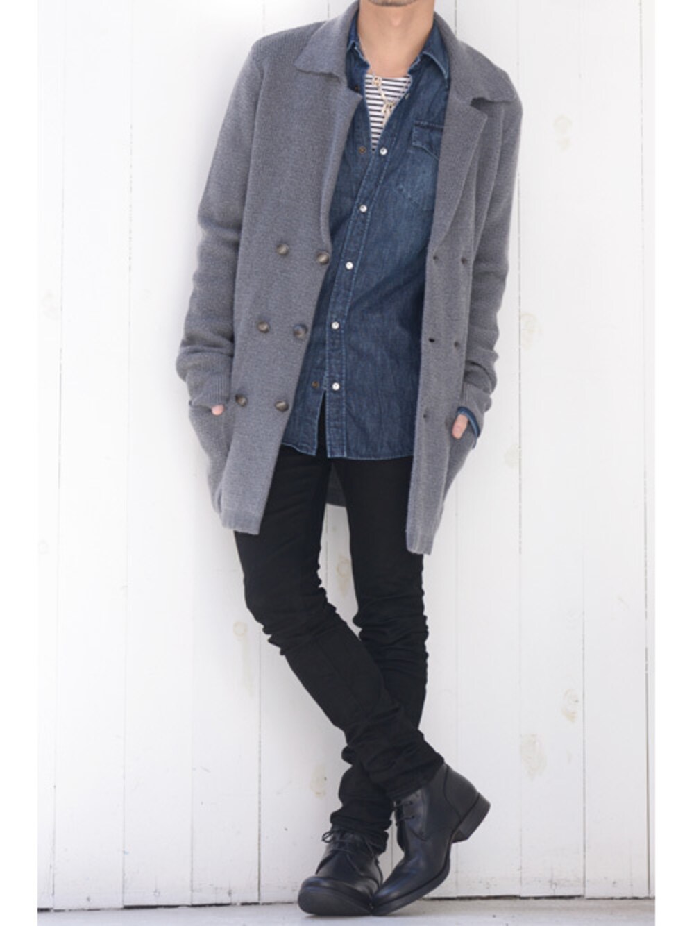 グレー系のカーディガン/ボレロ、ブルー系のシャツ/ブラウス、ブラック系のブーツを着用したメンズの冬コーディネートの1枚目の写真