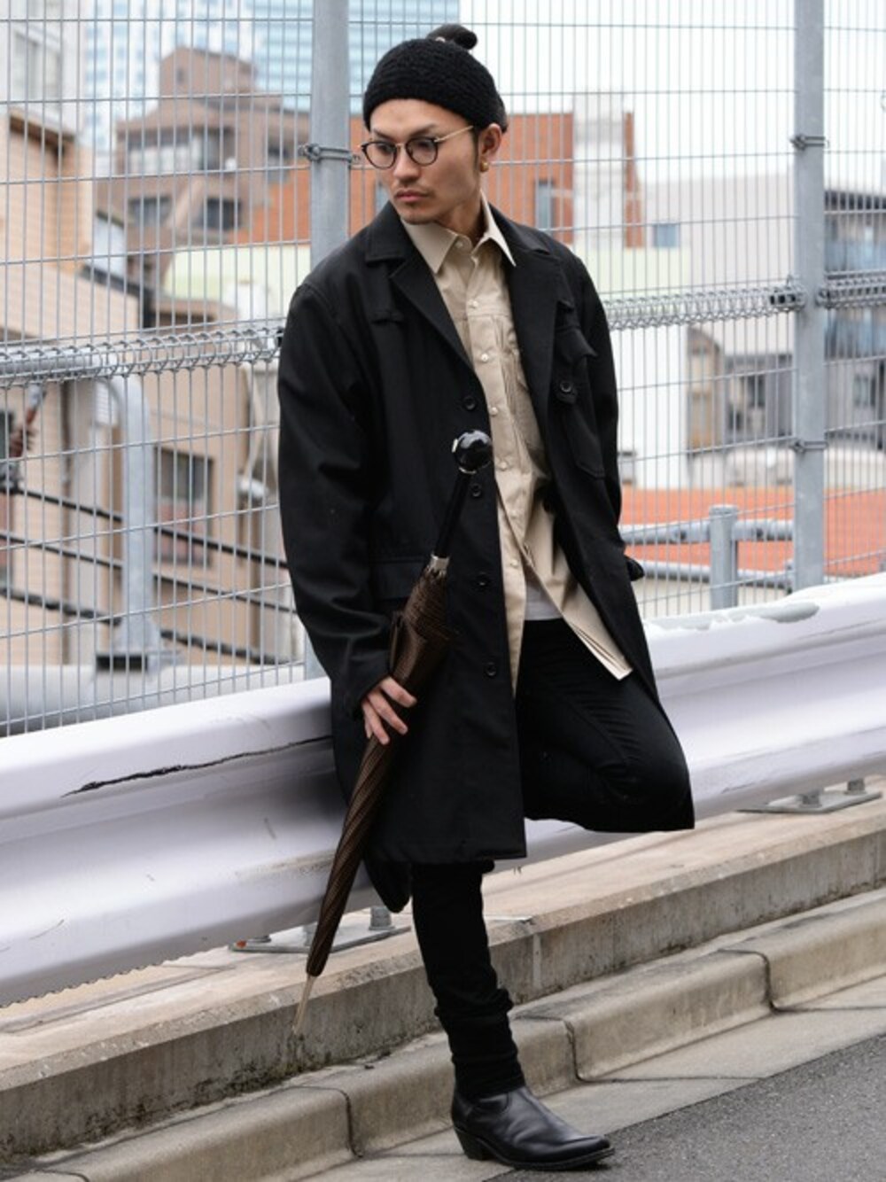 「コート、ブーツ、シャツ、ベージュ、傘、春、スキニーデニム、春コーデ、低身長、黒スキニー」｜「JOHN MASON SMITHのトラッカーシャツ（シャツ/ブラウス、ベージュ系）」を使った、DFTOKYOAkiさん（メンズ・163cm）の春コーディネートの1枚目の写真