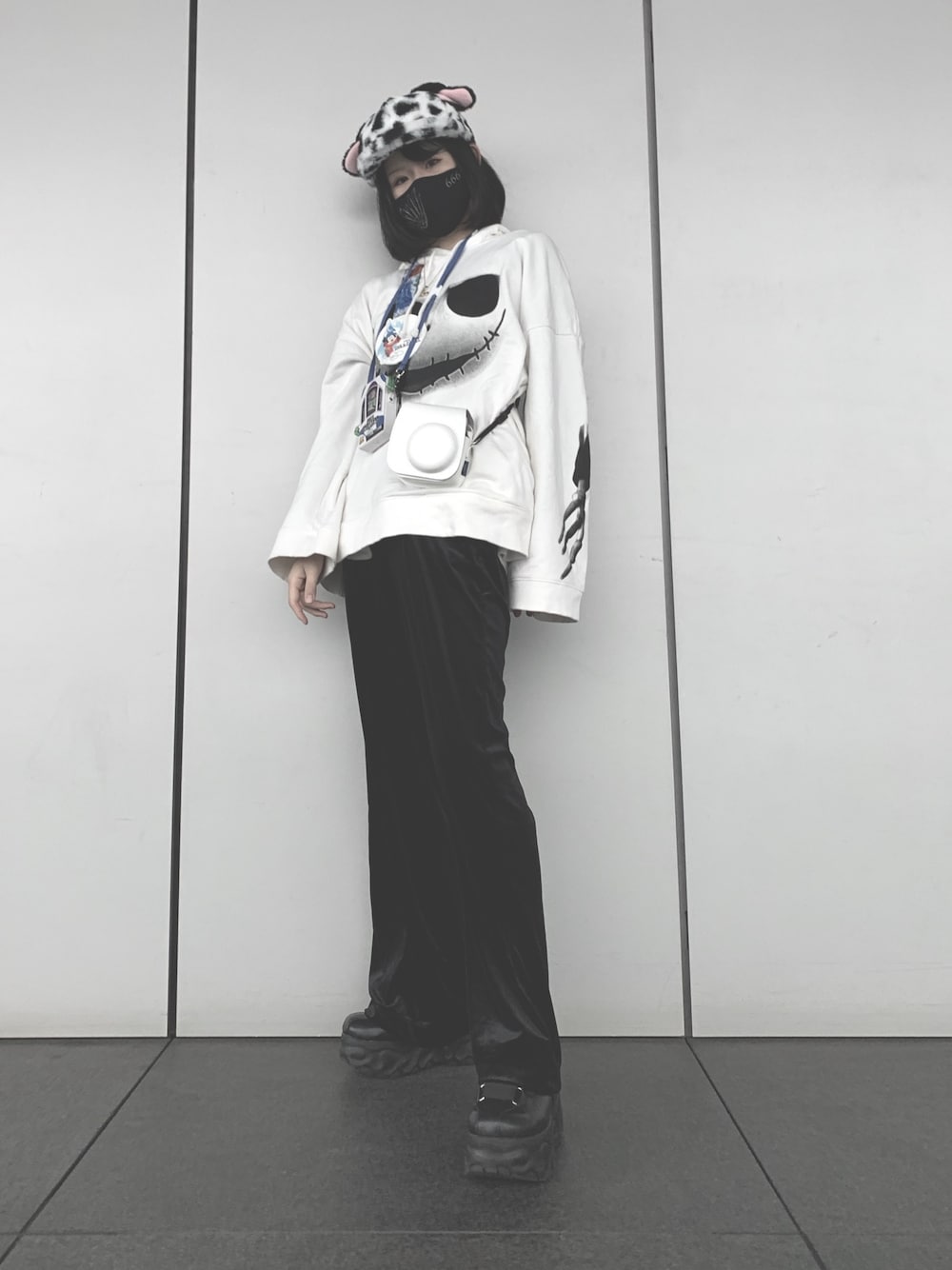 「ディズニーコーデ、オーバーサイズ」｜「YOSUKEのyosuke / 厚底スニーカー（スニーカー、ブラック系）」を使った、axxu091さん（レディース・163cm）の秋コーディネートの1枚目の写真