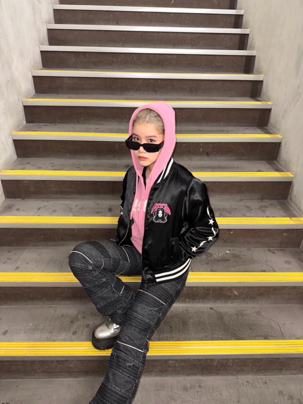 「スカジャン、フレアパンツ、ヒステリックグラマー、でにむ、hysteric glamour、ストリート⁈、アウター　」｜「HYSTERIC GLAMOURのスクラッチフレアデニムパンツ（デニムパンツ、ブラック系）」を使った、★nana★さん（レディース・160cm）の冬コーディネートの1枚目の写真