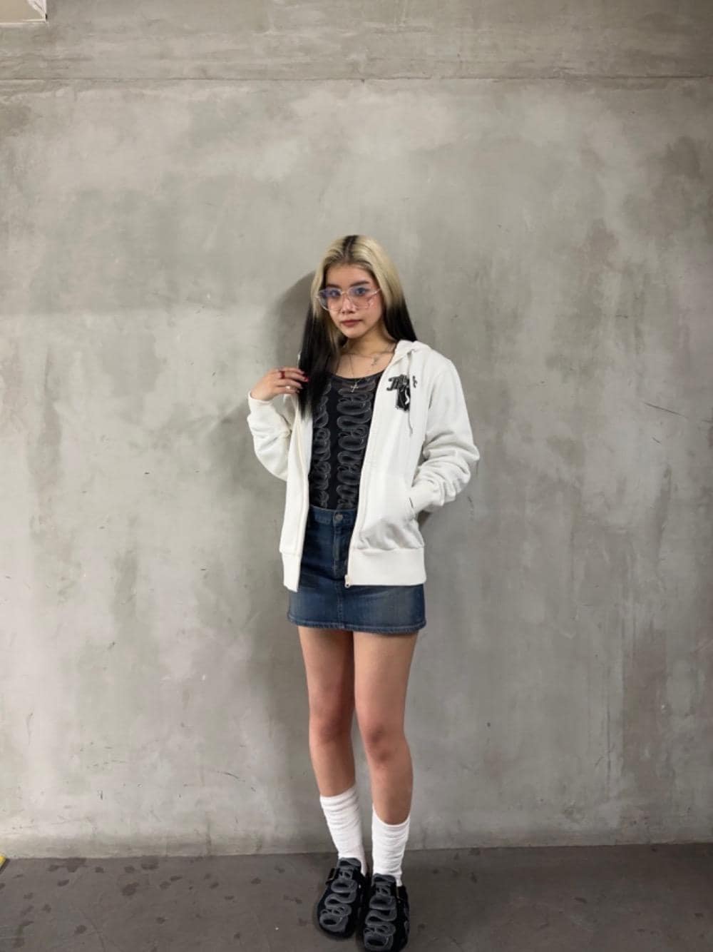「ジップパーカー、バックプリント、ヒステリックグラマー、でにむ、hysteric glamour、スカート 、パーカー　」｜「HYSTERIC GLAMOURのCOME BACK AGAIN パーカー（パーカー、ホワイト系）」を使った、★nana★さん（レディース・160cm）の冬コーディネートの1枚目の写真