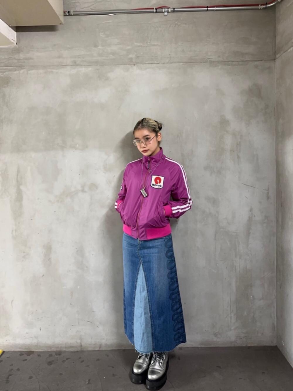 「ジャケット、ヒステリックグラマー、でにむ、hysteric glamour、ストリート⁈、スカート 」｜「HYSTERIC GLAMOURのSNAKE LOOP リメイクデニムスカート（スカート、ブルー系）」を使った、★nana★さん（レディース・160cm）の冬コーディネートの1枚目の写真