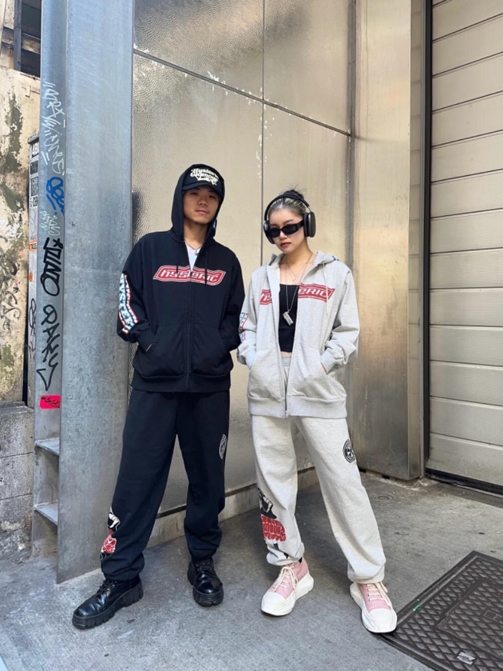 「セットアップ、ヒステリックグラマー、hysteric glamour、らふこーで、🦊スウェット、ストリート⁈」｜「HYSTERIC GLAMOURのHG BOX LOGOS パーカー（パーカー、ブラック系）」を使った、★nana★さん（レディース・160cm）の冬コーディネートの1枚目の写真