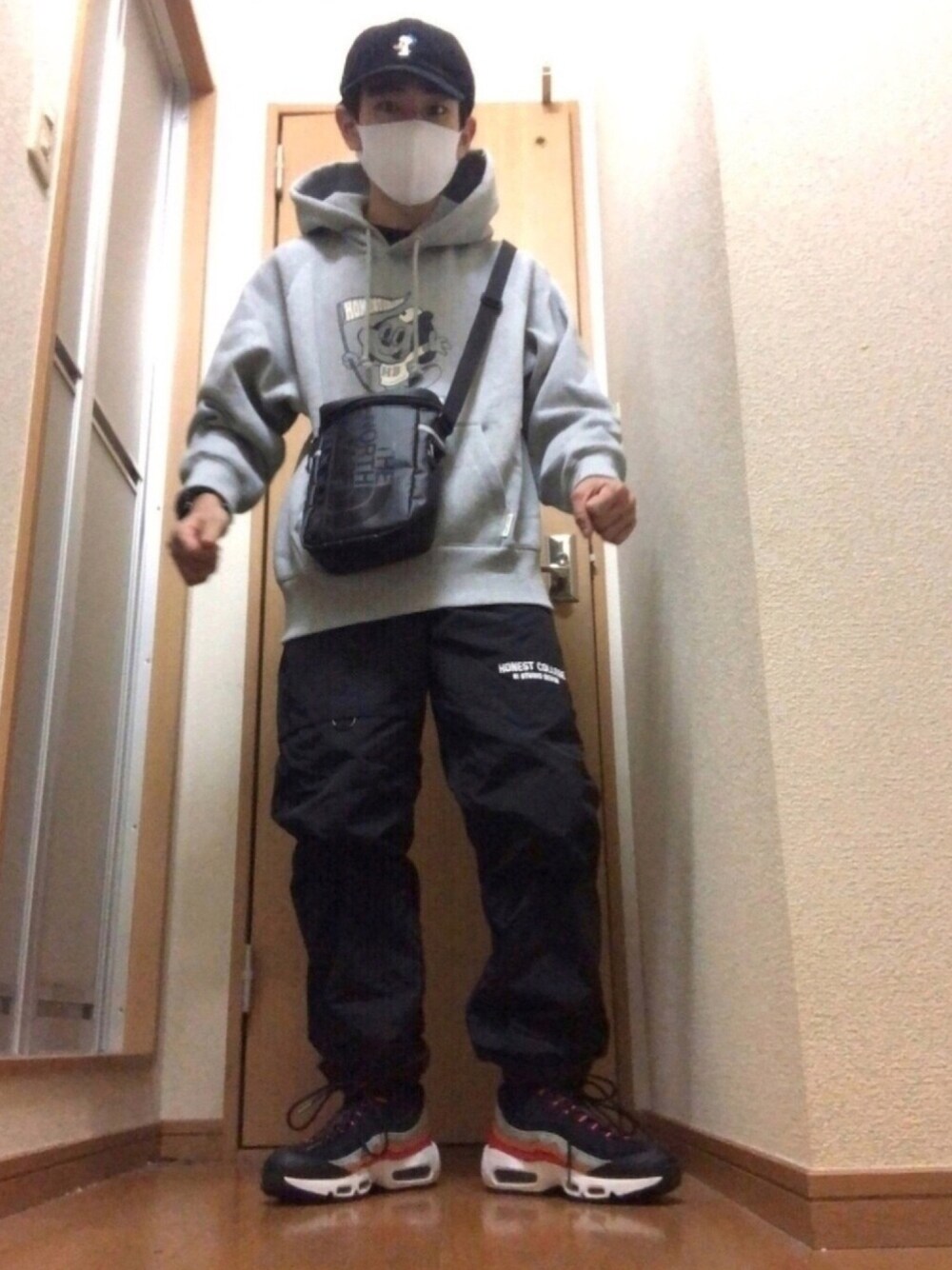 「お洒落さんとつながりたい」｜「THE NORTH FACEのアイテム（ショルダーバッグ、ブラック系）」を使った、まっちゃんさん（メンズ・164cm）の秋コーディネートの1枚目の写真