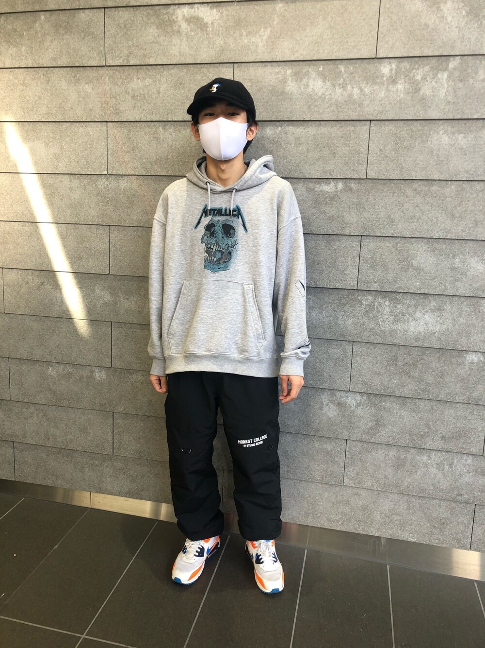 「ストリートっぽく、バンドパーカー」｜「METALLICAのアイテム（パーカー、グレー系）」を使った、まっちゃんさん（メンズ・164cm）の秋コーディネートの1枚目の写真