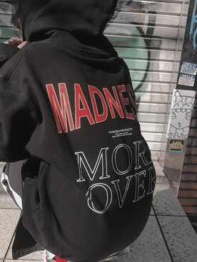 「VSRのアイテム（パーカー、ブラック系）」を使った、る子さん（レディース・163cm）の冬コーディネート