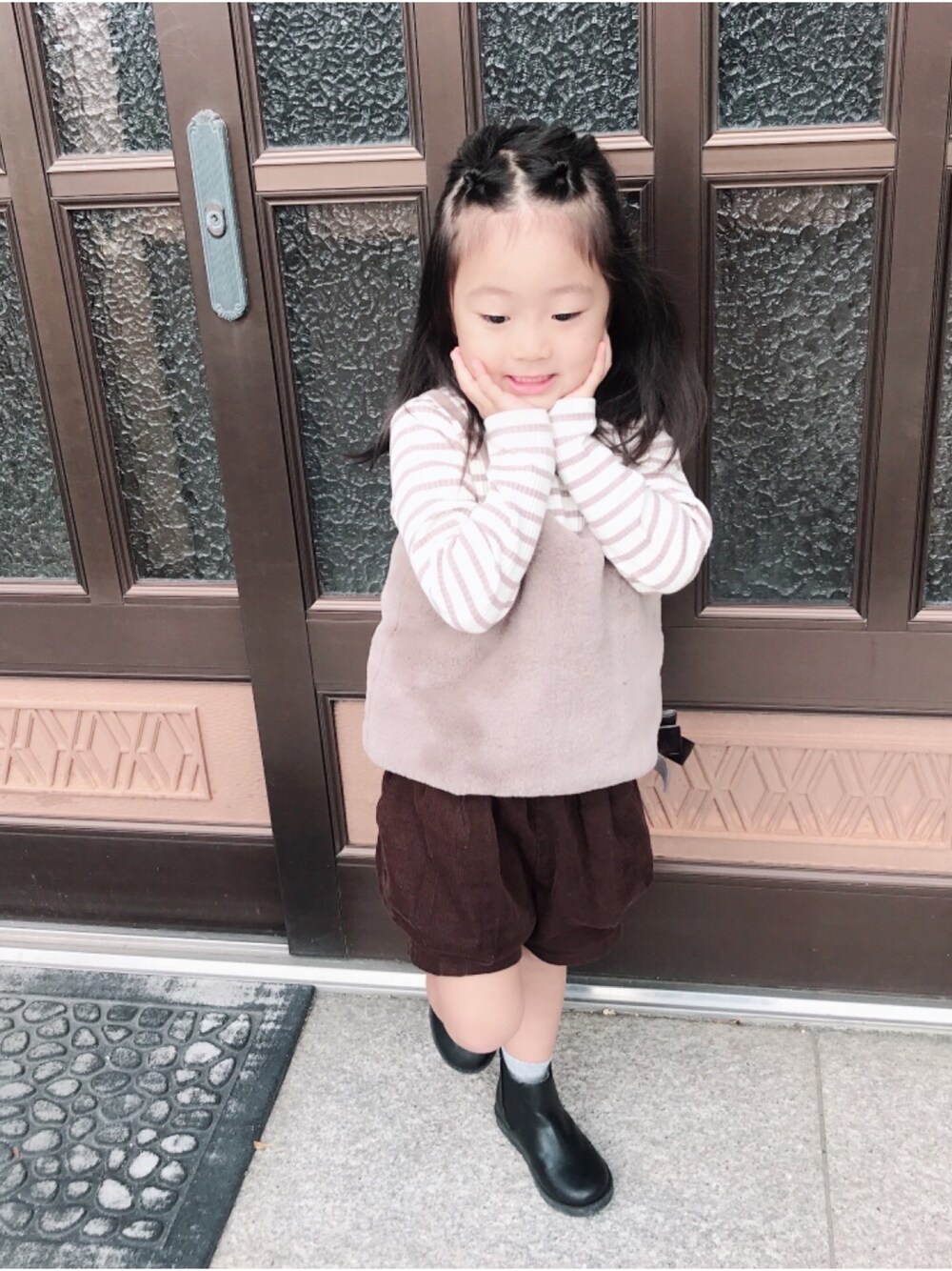 「秋冬コーデ、kids、女の子コーデ、キッズコーデ、キッズファッション、4歳」｜「petit mainのファーキャミソール＆長袖Ｔシャツセット（Tシャツ/カットソー、ホワイト系）」を使った、まななんさん（キッズ・100cm）の秋コーディネートの1枚目の写真