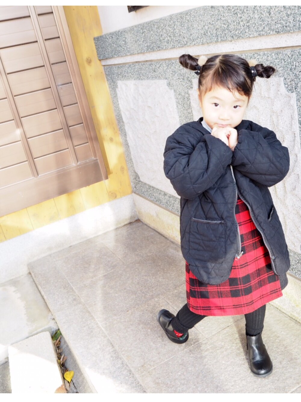 「冬コーデ、キッズコーデ、女の子コーデ、休日スタイル、4歳」｜「Otonatoのリバーシブルボアブルゾン（ブルゾン、ブラック系）」を使った、まななんさん（キッズ・100cm）の冬コーディネートの1枚目の写真