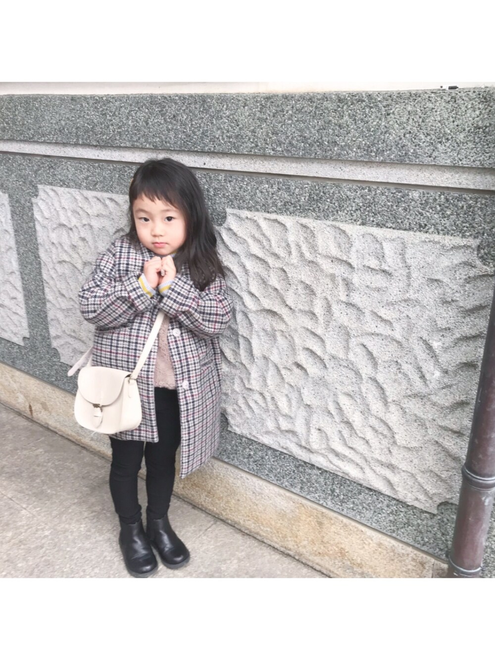 「冬コーデ、キッズコーデ、休日スタイル、女の子コーデ、カジュアルコーデ、オン眉、4歳」｜「petit mainのノーカラージャケット（ノーカラージャケット、ブラック系）」を使った、まななんさん（キッズ・100cm）の冬コーディネートの1枚目の写真