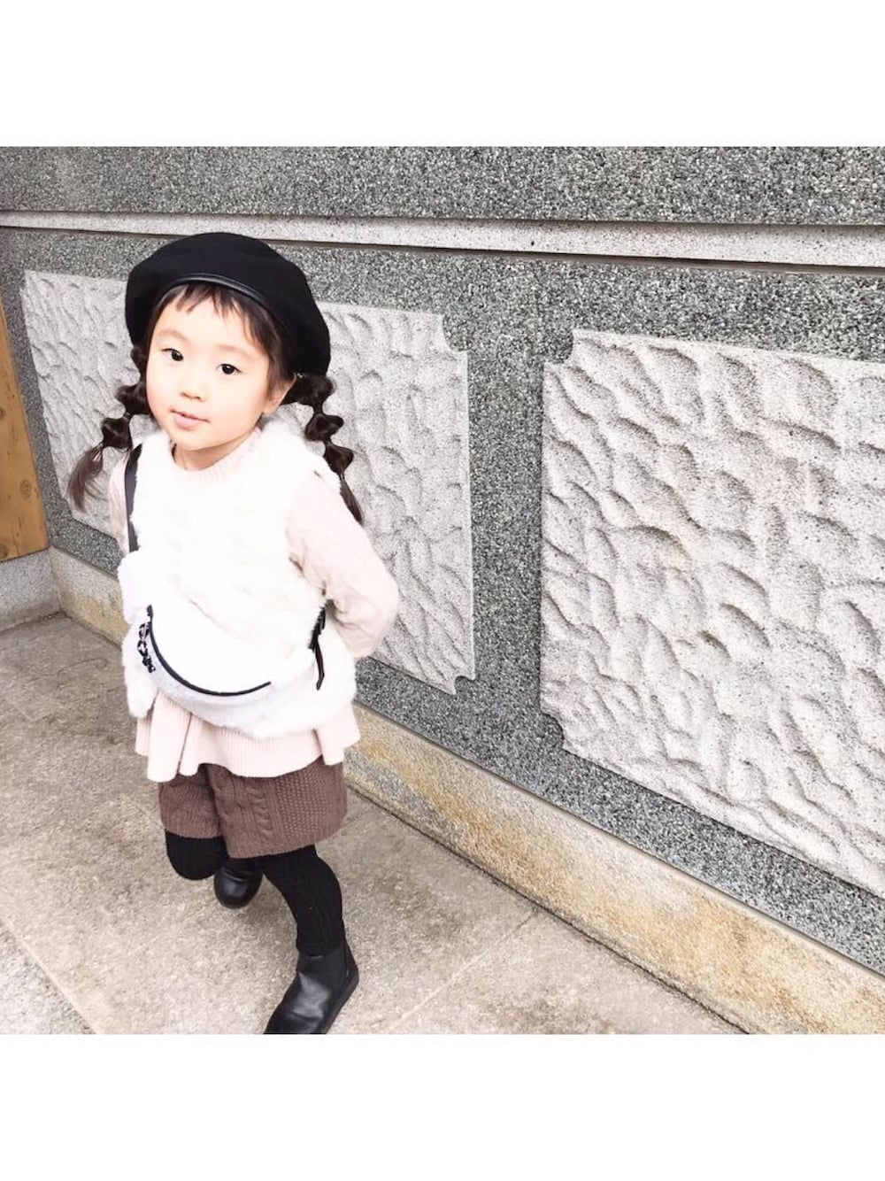 「冬コーデ、キッズコーデ、休日スタイル、女の子コーデ、シンプル、ベレー帽、4歳、オン眉」｜「petit mainのパイピングベレー帽（ハンチング/ベレー帽、ブラック系）」を使った、まななんさん（キッズ・100cm）の冬コーディネートの1枚目の写真