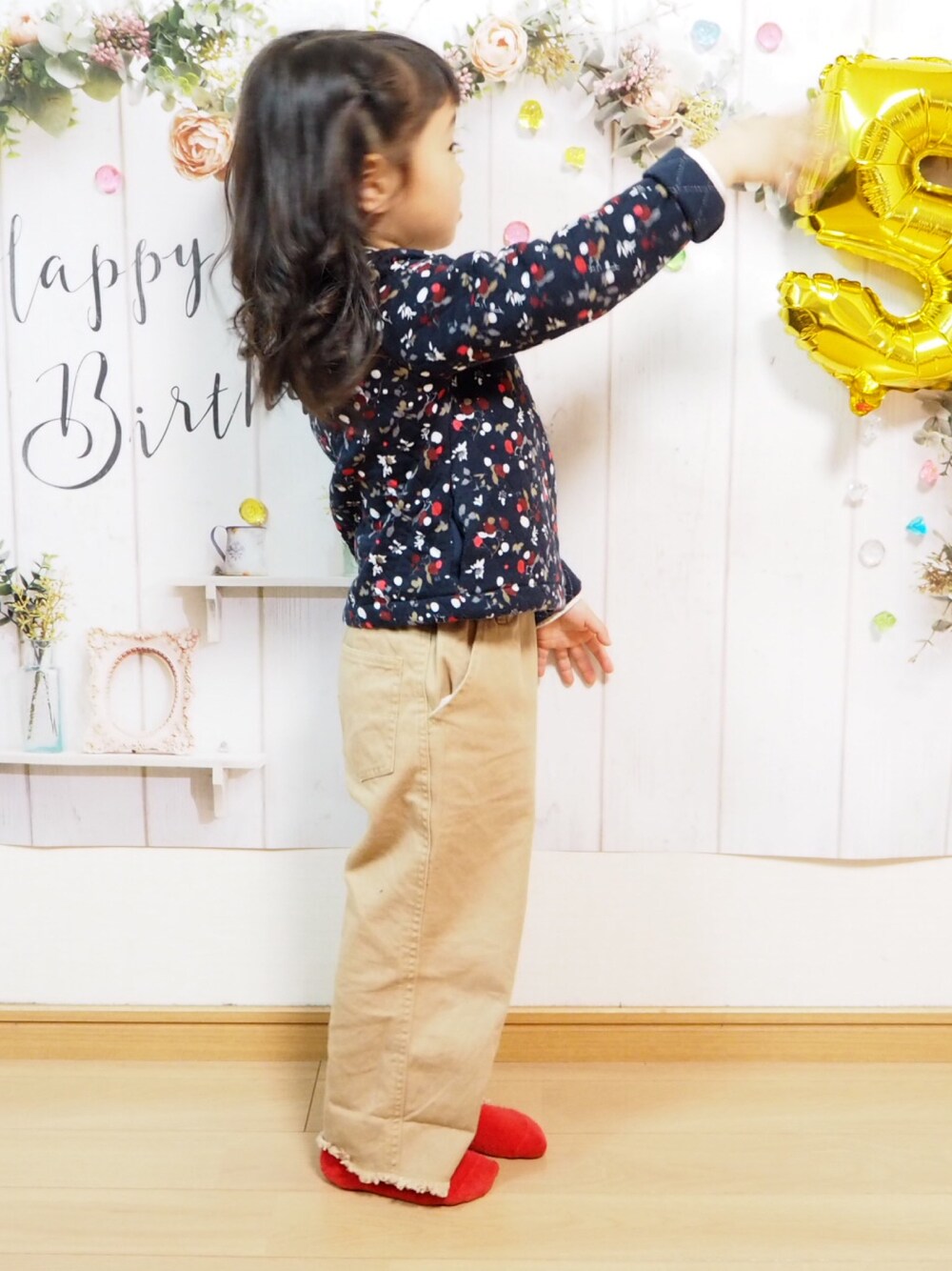 「カジュアルコーデ、キッズファッション、女の子コーデ、5歳、ベージュ、シンプルおしゃれが好き」｜「PETIT BATEAUのアイテム（カーディガン/ボレロ、ブラック系）」を使った、まななんさん（キッズ・100cm）の春コーディネートの1枚目の写真