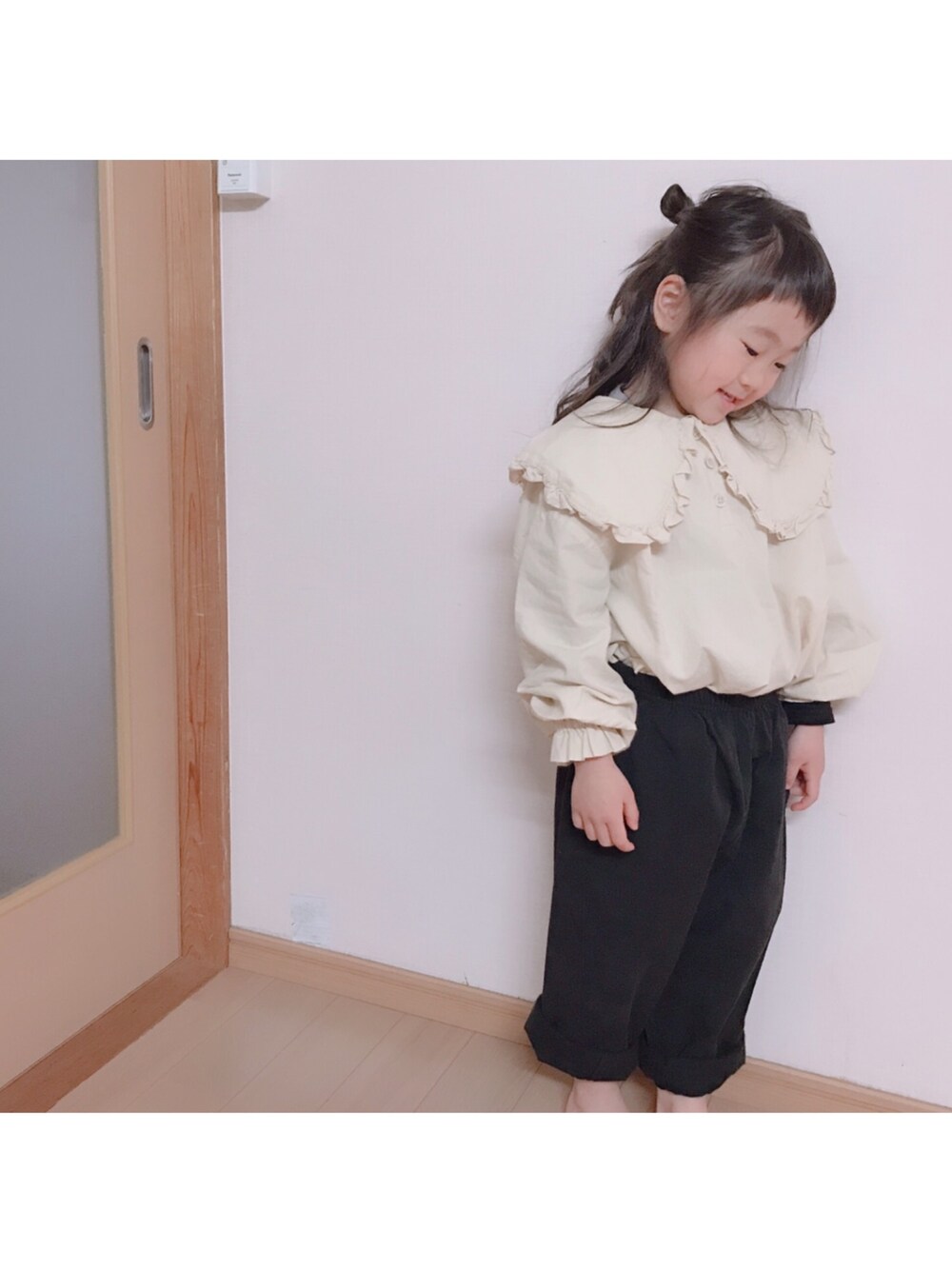 「韓国服、春コーデ、女の子コーデ、ベージュ、シンプルおしゃれが好き、韓国ファッション、お呼ばれコーデ、ブラウス、5歳」｜「韓国服のアイテム（シャツ/ブラウス、ベージュ系）」を使った、まななんさん（キッズ・100cm）の春コーディネートの1枚目の写真