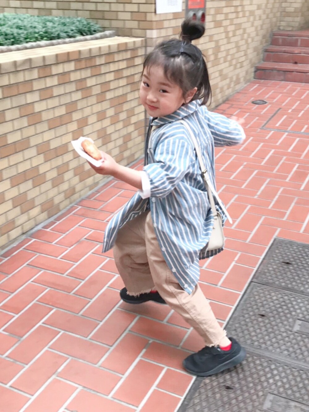 「春夏コーデ、休日コーデ、キッズコーデ、女の子、5歳、プティマイン、ブリーズ、プチプラ」｜「BREEZEのアイテム（シャツワンピース、ブルー系）」を使った、まななんさん（キッズ・100cm）の春コーディネートの1枚目の写真