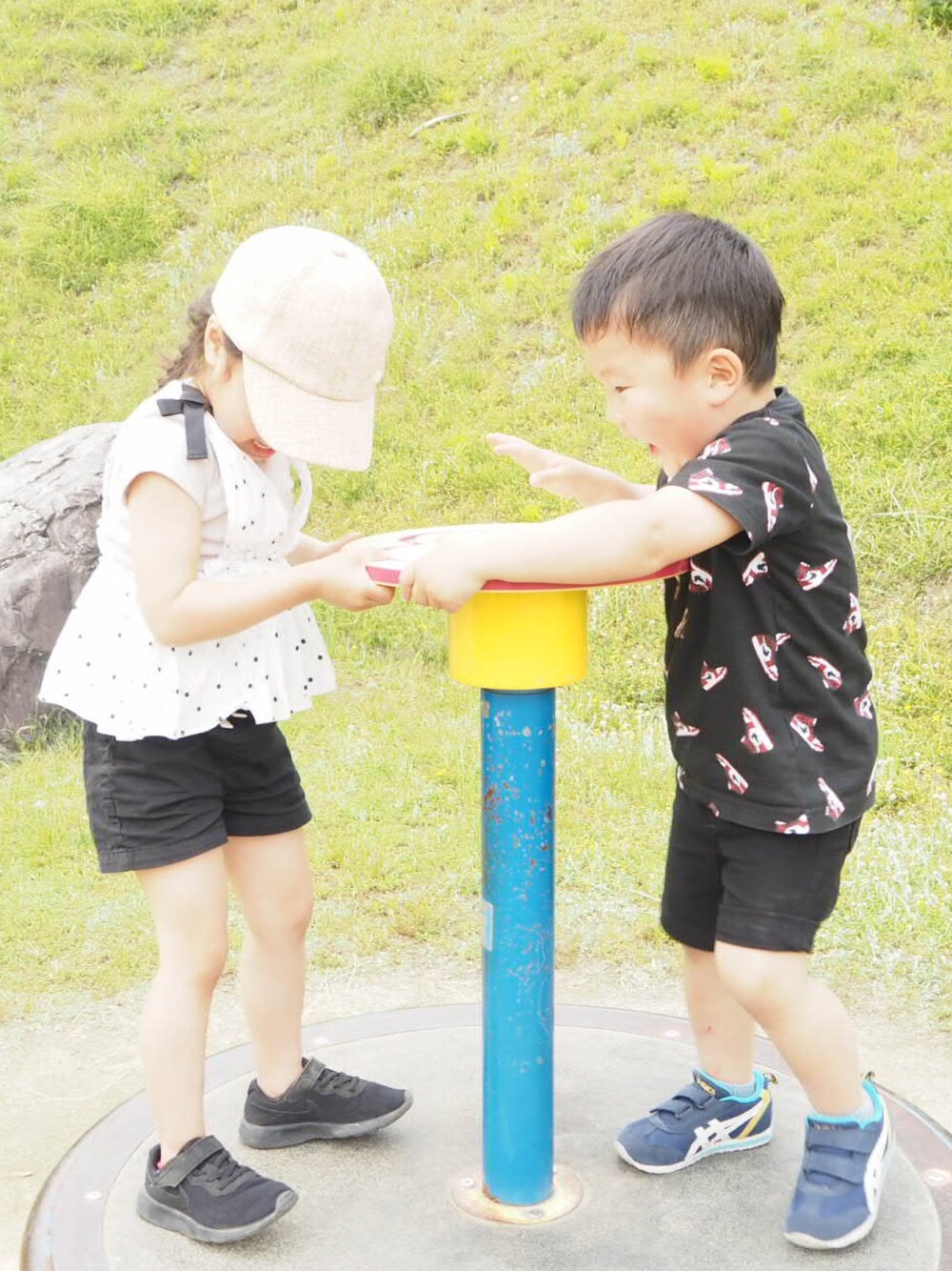「キッズコーデ、3歳、男の子、5歳、女の子、姉弟、公園」｜「petit mainのバックリボンキャップ（キャップ、ベージュ系）」を使った、まななんさん（キッズ・100cm）の春コーディネートの1枚目の写真