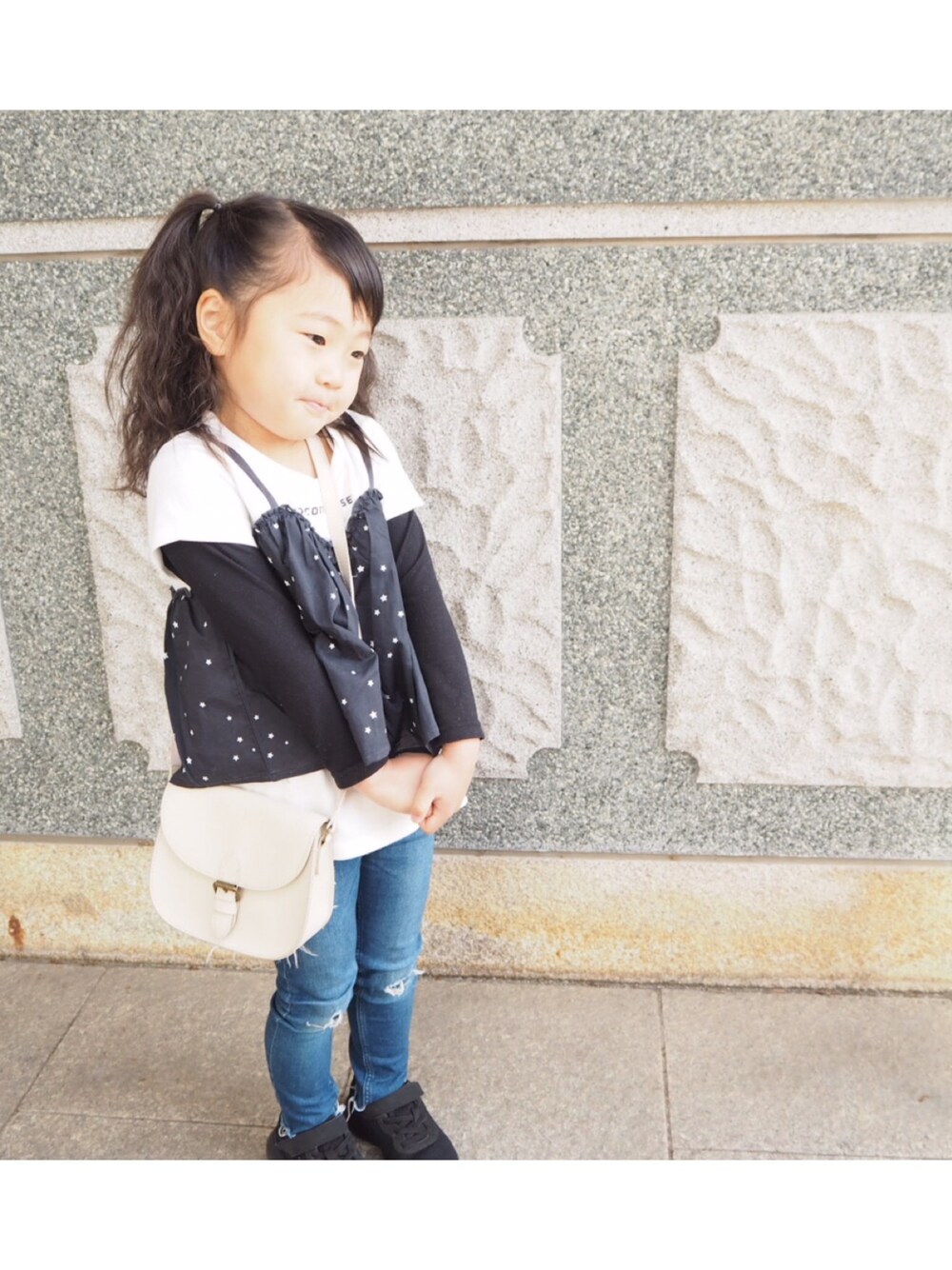 「休日コーデ、シンプルコーデ、女の子、カジュアルコーデ、春夏コーデ、キッズコーデ、5歳、おしゃれさんと繋がりたい」｜「CONVERSEの【★CONVERSE/コンバース】重ね着風半袖Tシャツ（Tシャツ/カットソー、ホワイト系）」を使った、まななんさん（キッズ・100cm）の春コーディネートの1枚目の写真