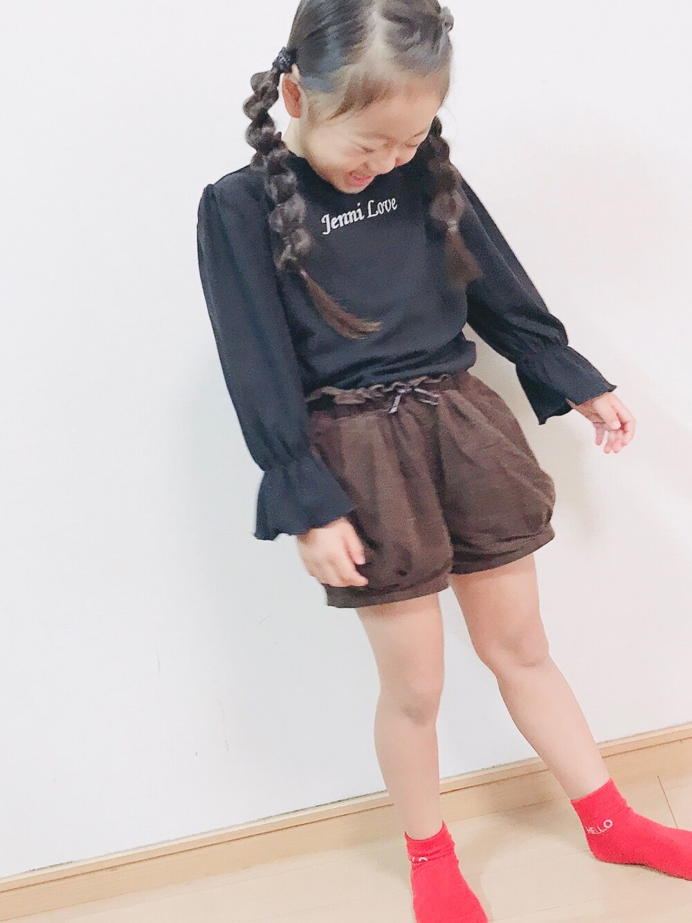 「キッズコーデ、女の子、シンプル、おんなのこ、5歳、保育園コーデ」｜「JENNI loveのシャーリング７分袖Ｔシャツ（Tシャツ/カットソー、ブラック系）」を使った、まななんさん（キッズ・100cm）の秋コーディネートの1枚目の写真