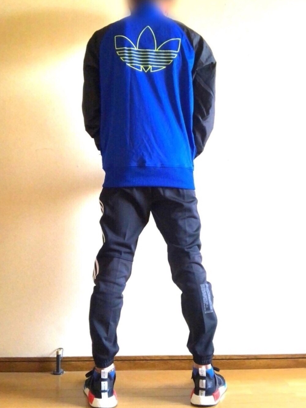 「adidas、NMD、スニーカー、ラフ、おしゃれさんと繋がりたい」｜「adidasのアイテム（ジャージ、ブルー系）」を使った、y.sさん（メンズ・169cm）の春コーディネートの1枚目の写真